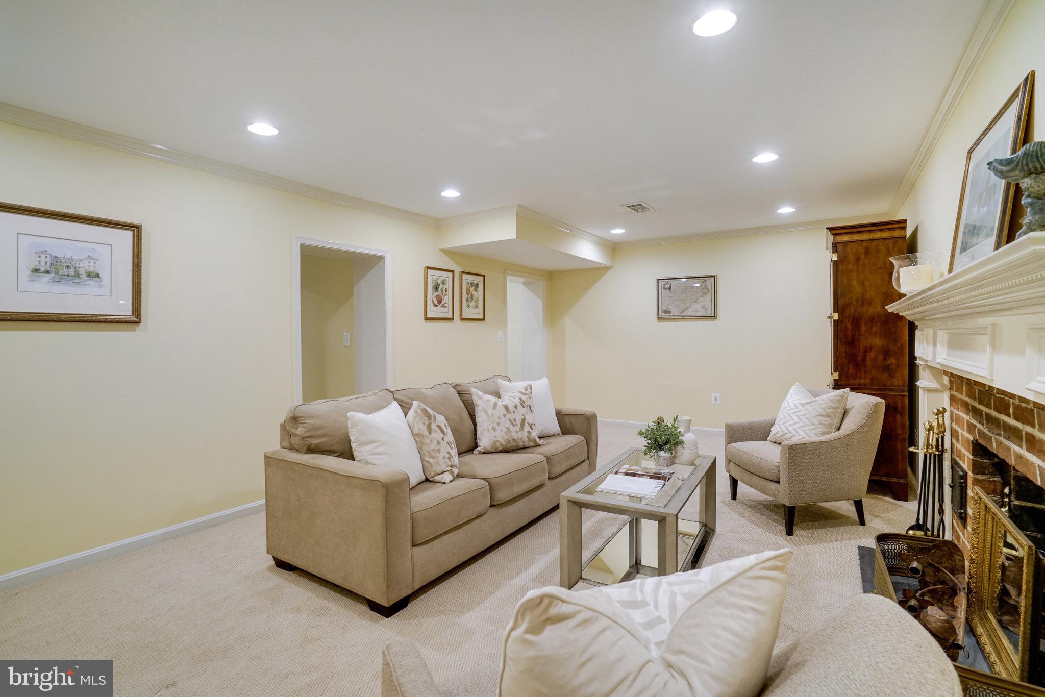 COUNTRY CLUB HILLS - Residential