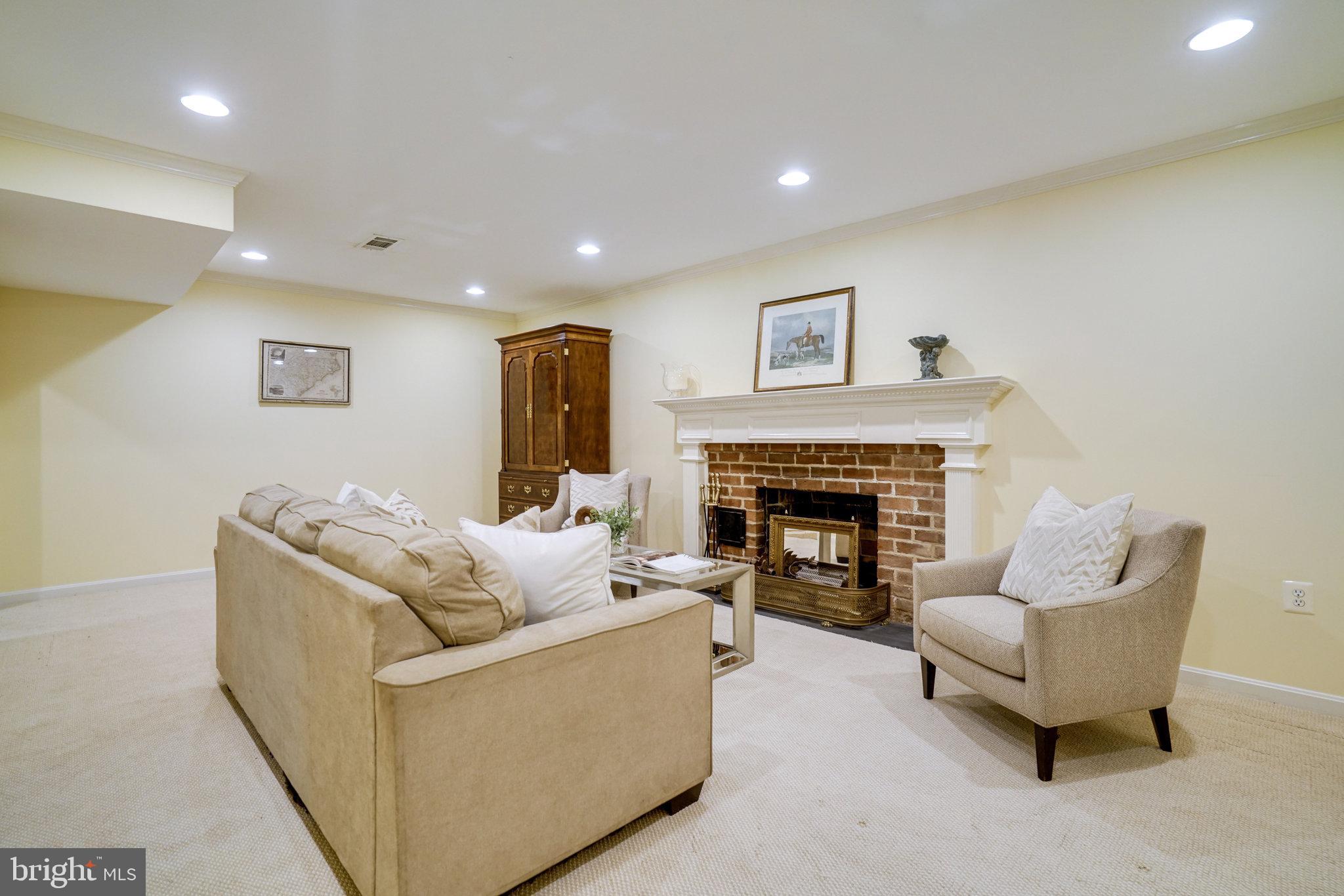 COUNTRY CLUB HILLS - Residential