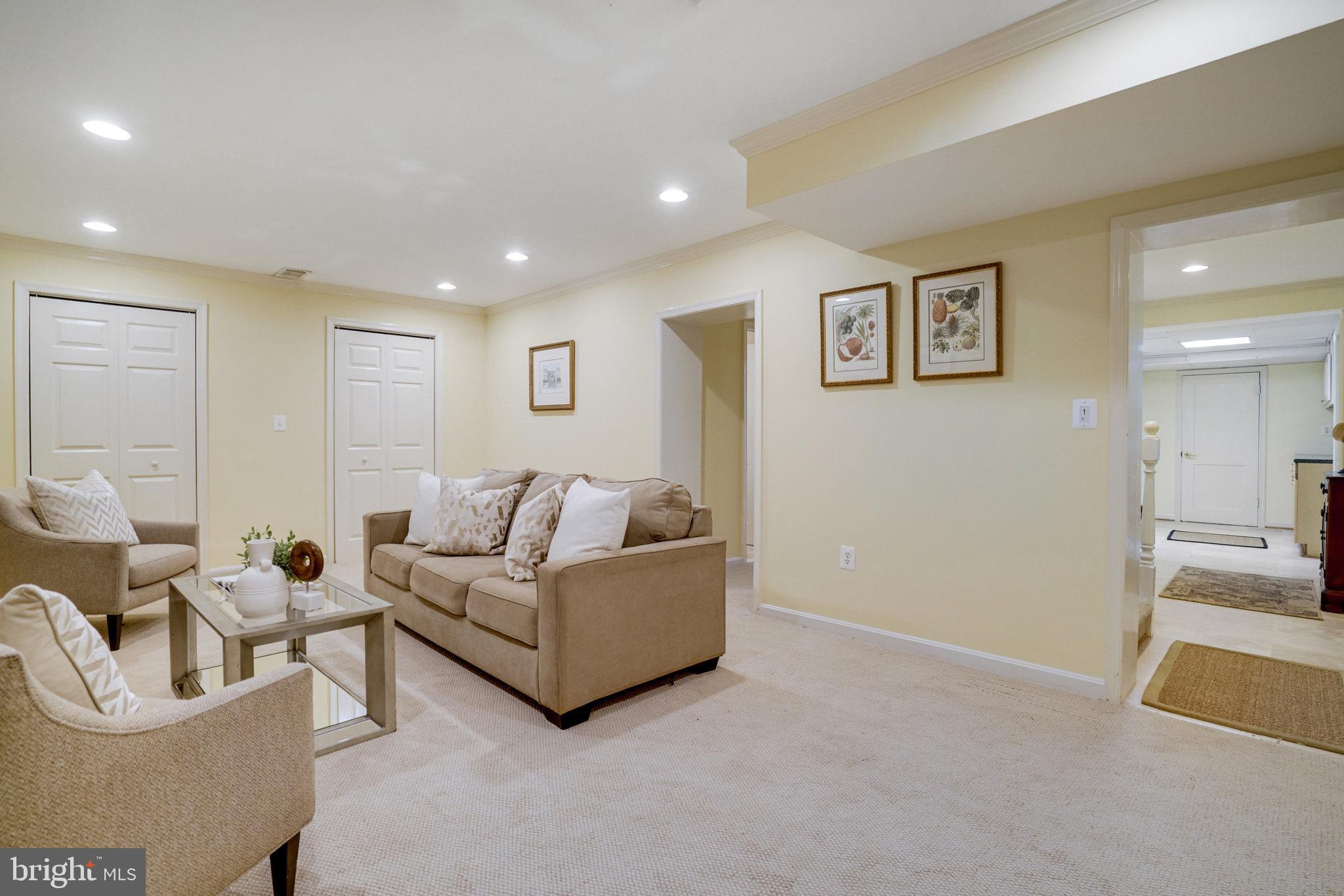 COUNTRY CLUB HILLS - Residential