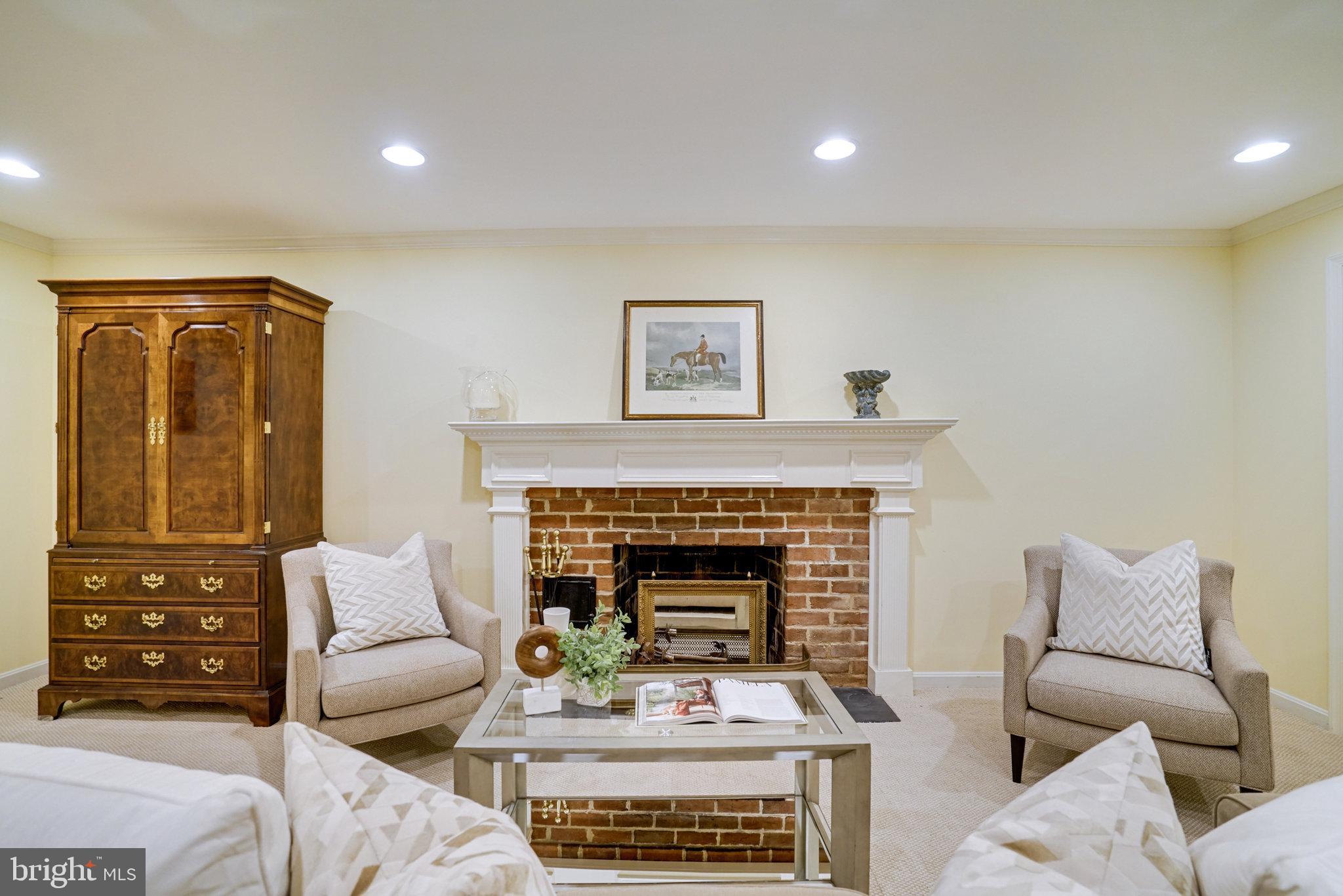 COUNTRY CLUB HILLS - Residential