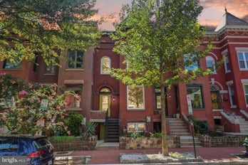 Townhouse at 126 SEATON PLACE NW