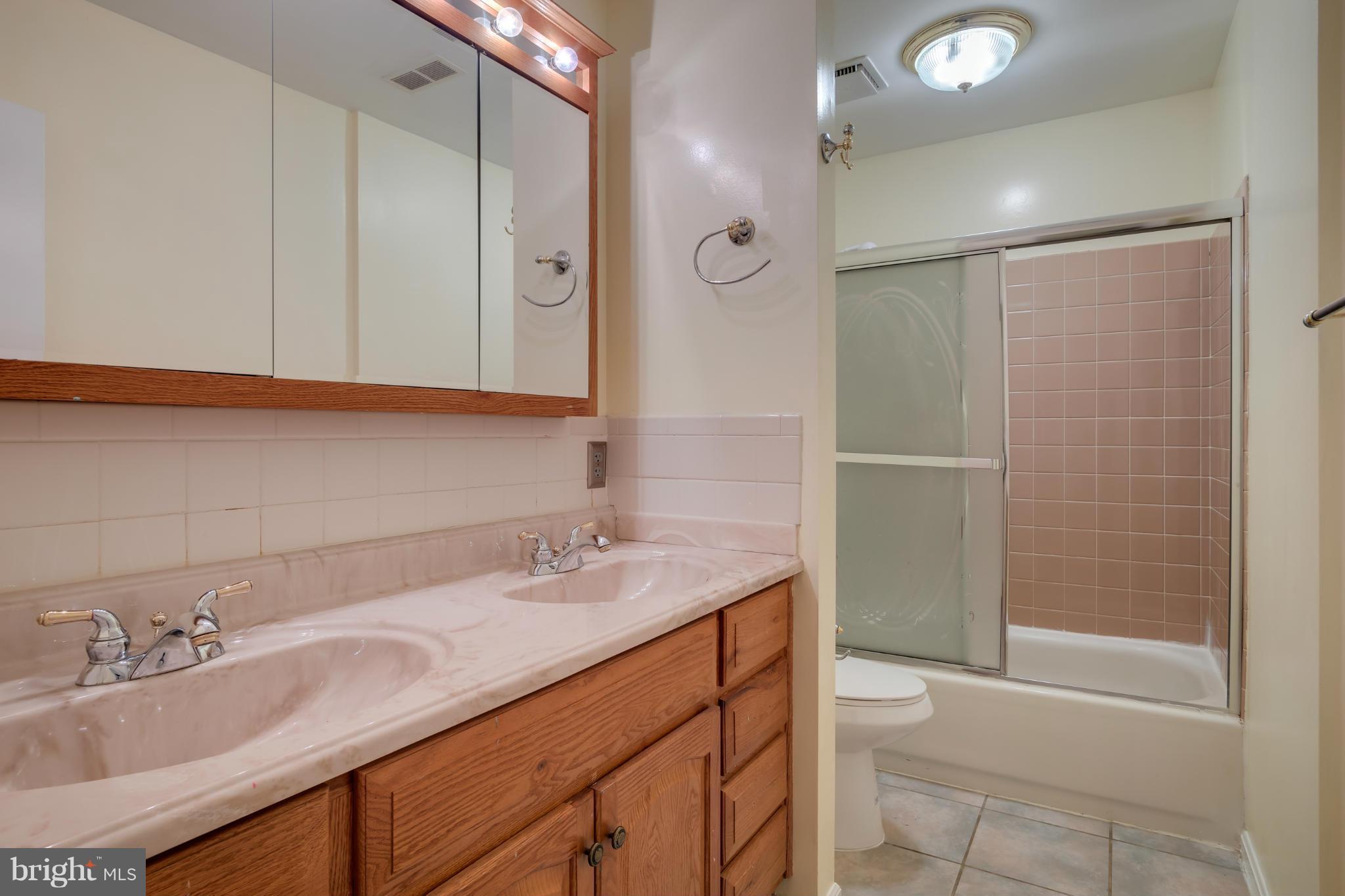 CONDON MANOR OF MCLEAN - Residential Lease