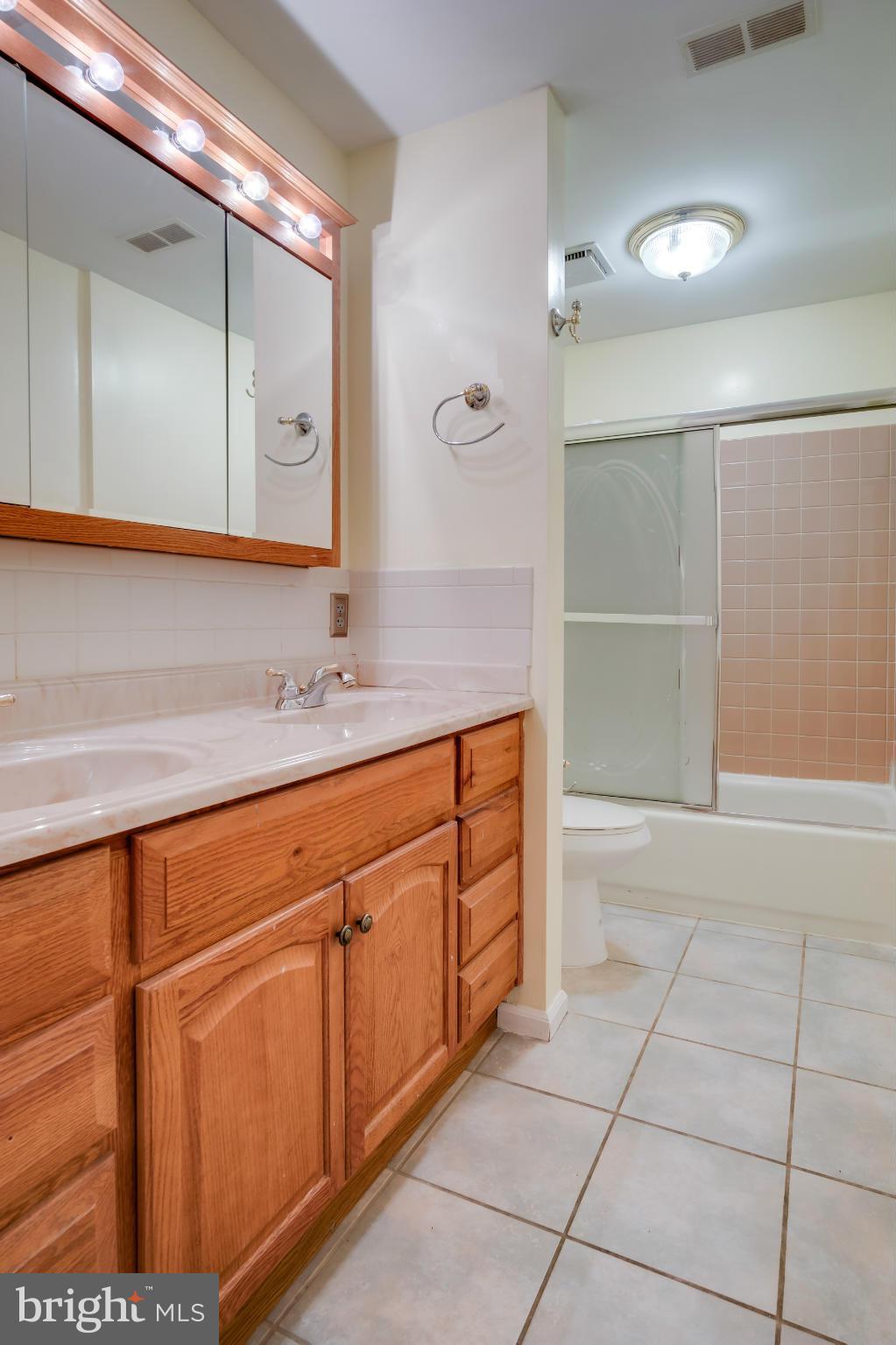 CONDON MANOR OF MCLEAN - Residential Lease