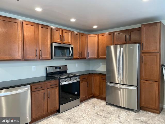 COLLEGE SQUARE - Residential Lease