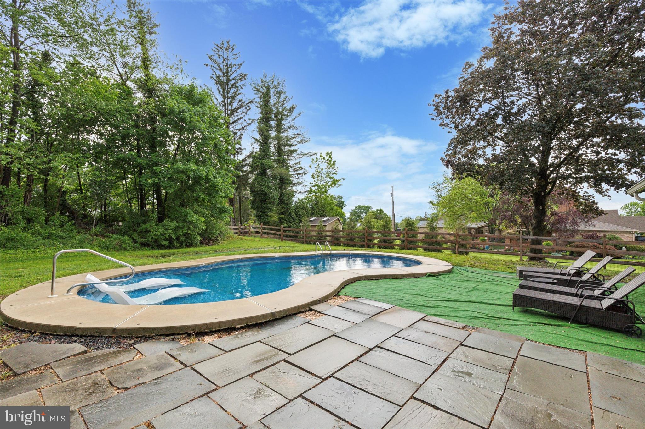 952 BRIAR LANE