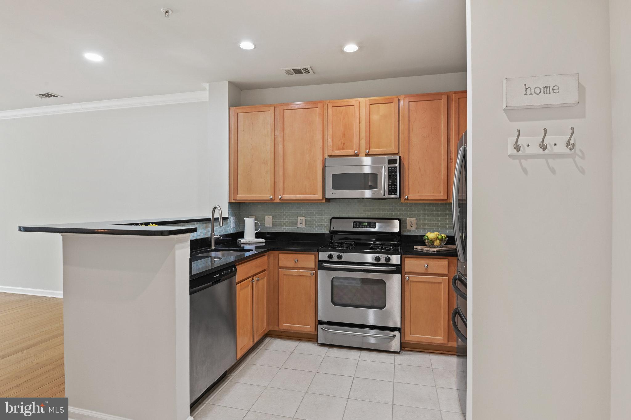 SAVOY AT RESTON TOWN CENTER - Residential