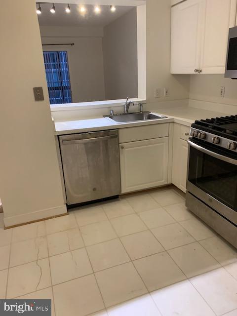 WINDSOR PLAZA - Residential Lease