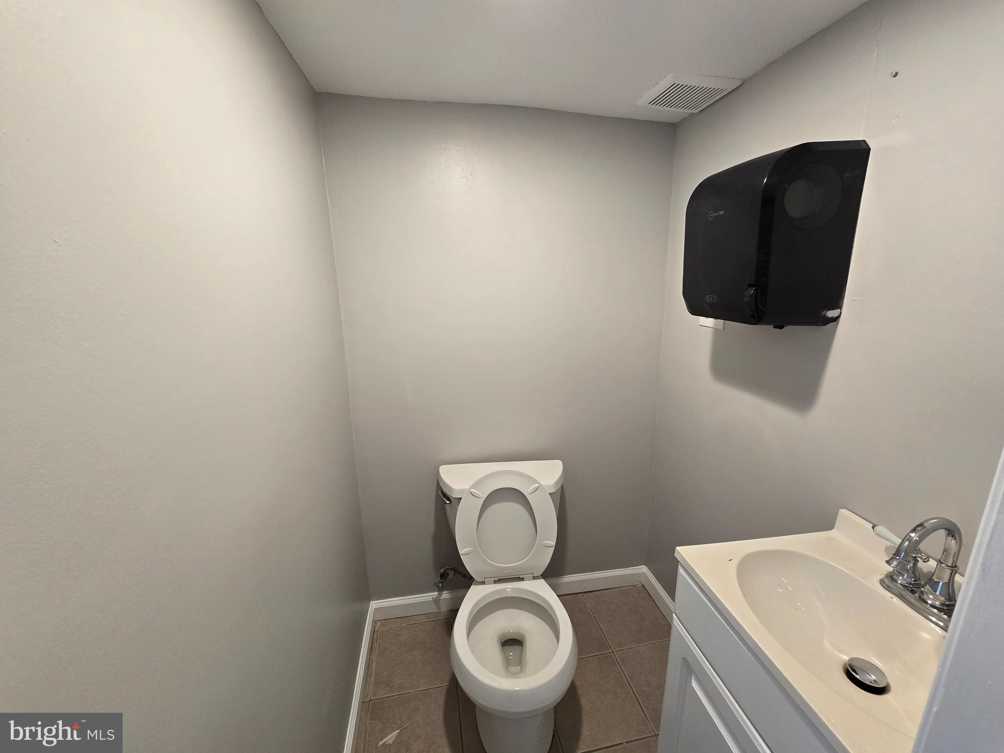 LAWNCREST - Commercial Lease