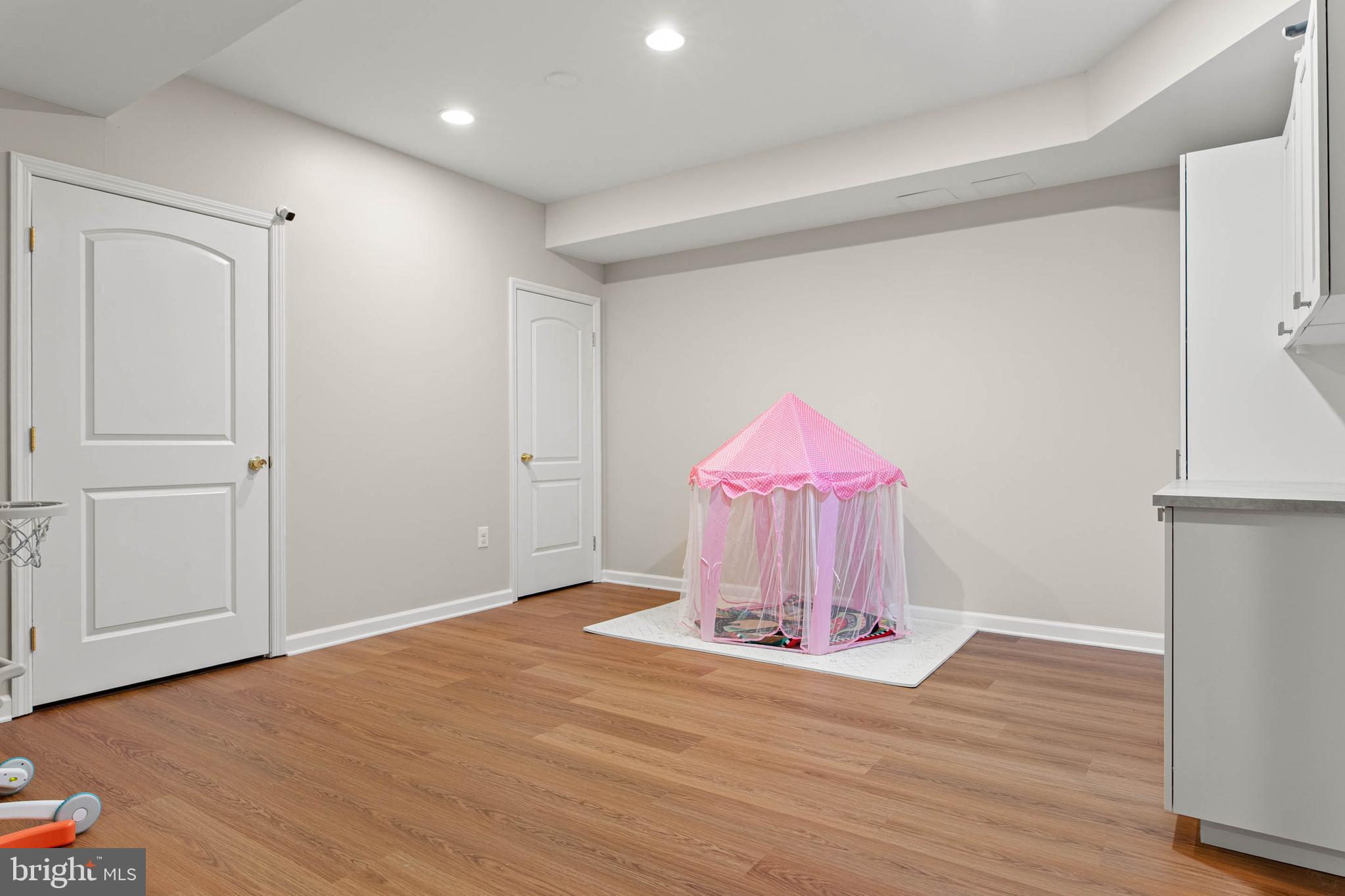 COLD POINT MANOR - Residential