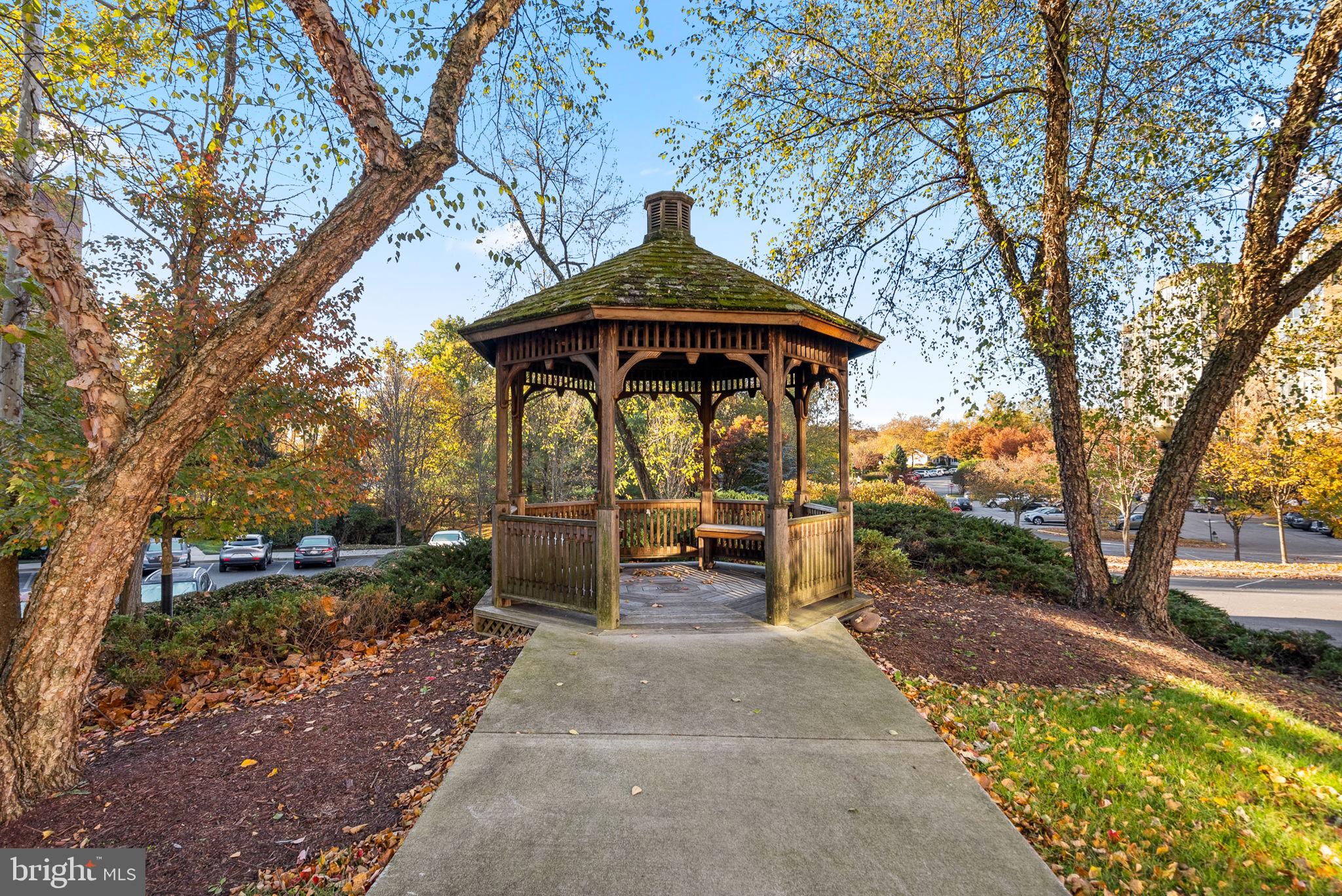 TURNBERRY COURTS AT LEIS - Residential