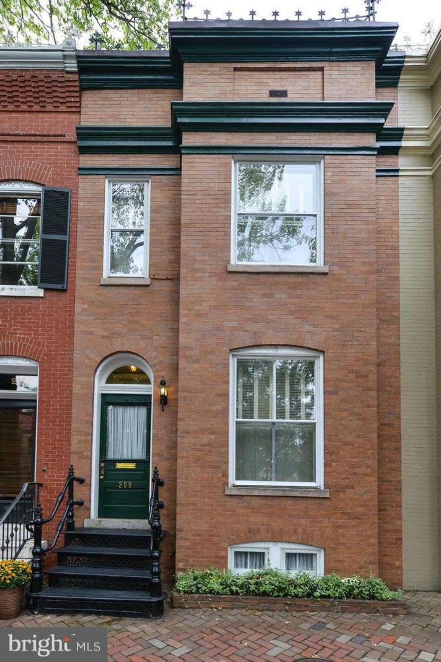 Fabulous opportunity to purchase preserved home in Old Town's SE Quadrant. Stately home with elegant architectural details: handsome staircase, huge original skylight, high ceilings, pocket doors. Great bones! Brimming with character & light! Sparkling wood floors. Fresh paint!, Design your dream kitchen. 3 BR's w large master & amazing storage. Charming garden. One block to shops & restaurants!