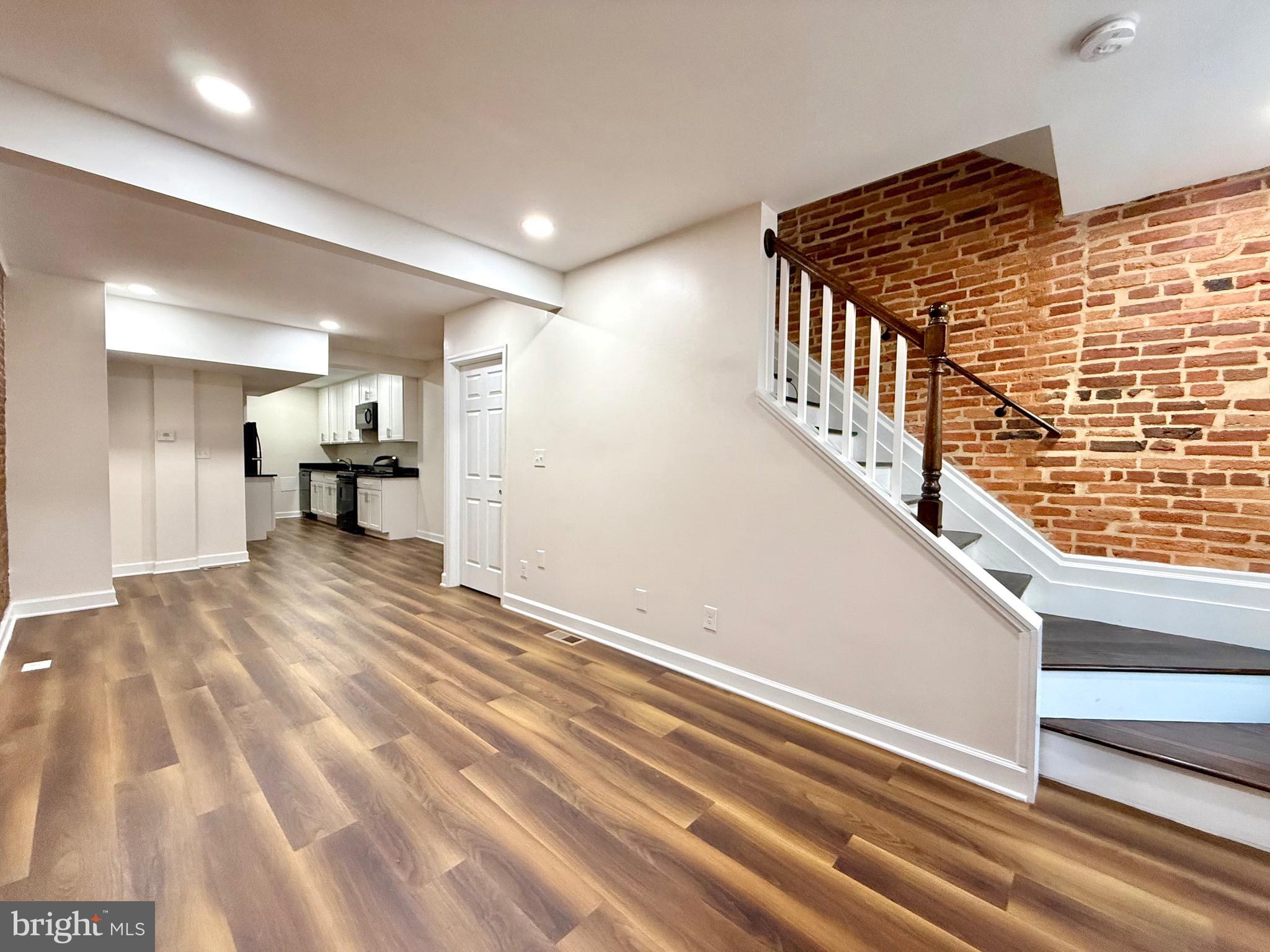 123 E CROSS STREET