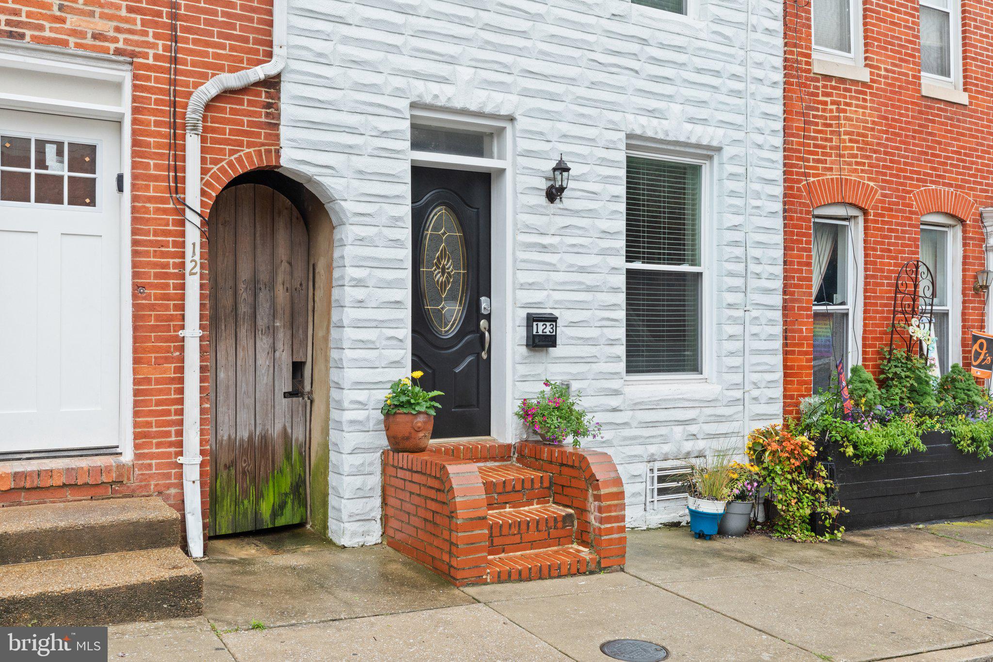 123 E CROSS STREET