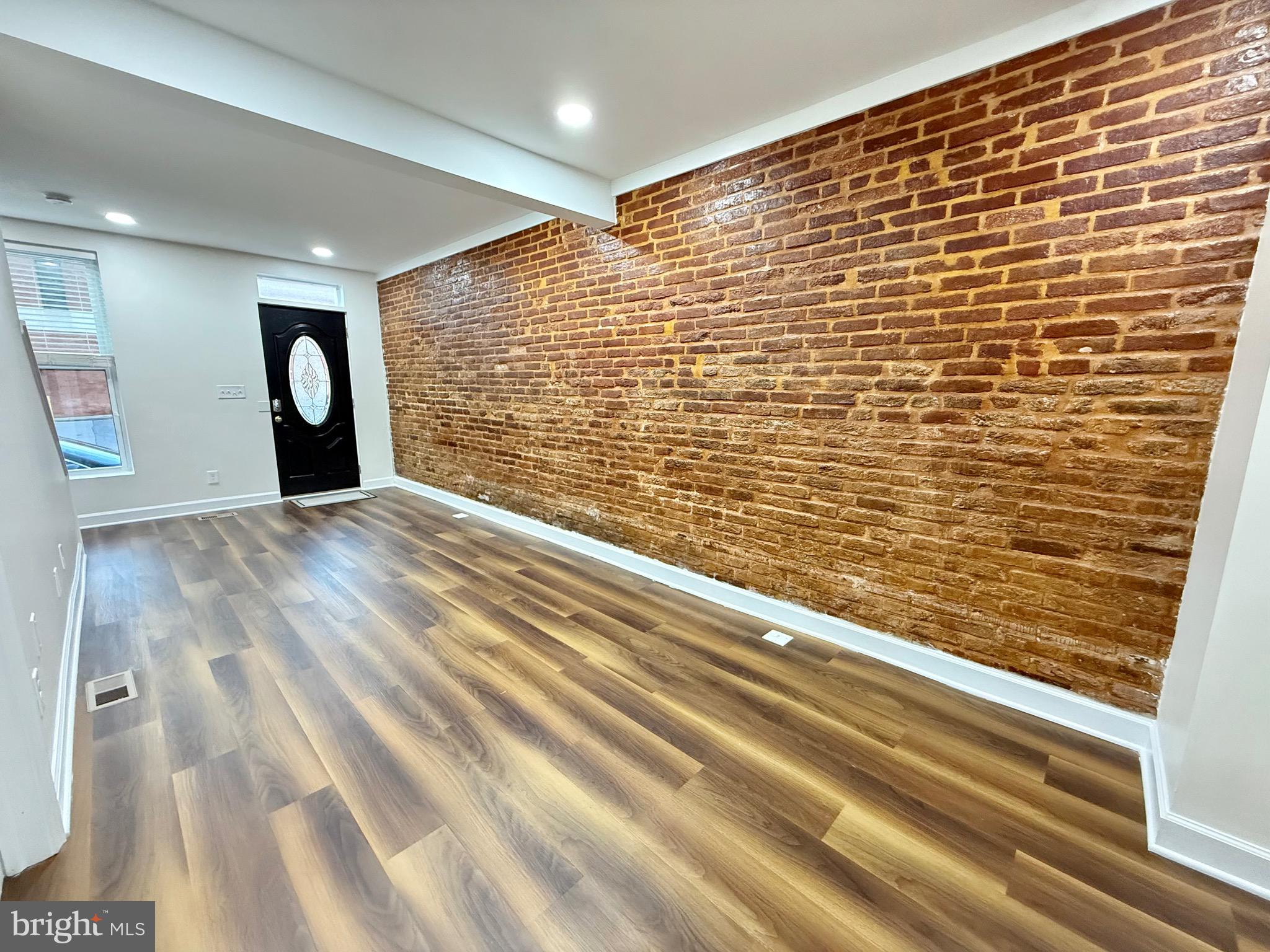 123 E CROSS STREET