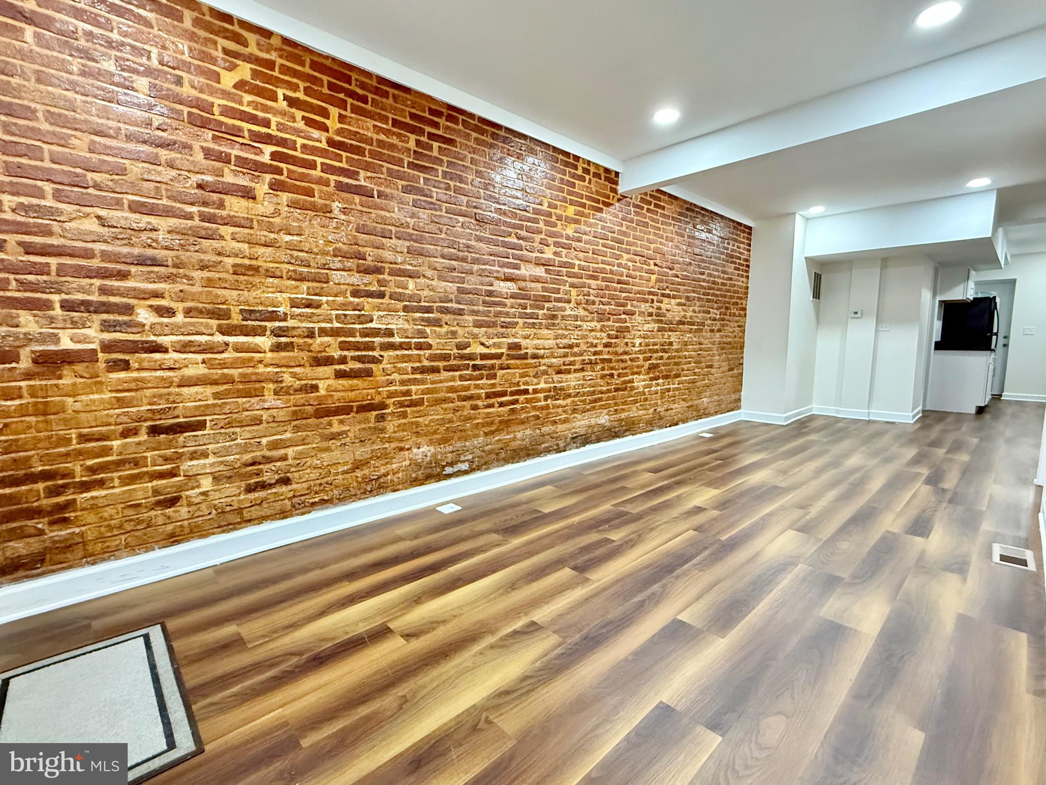 123 E CROSS STREET