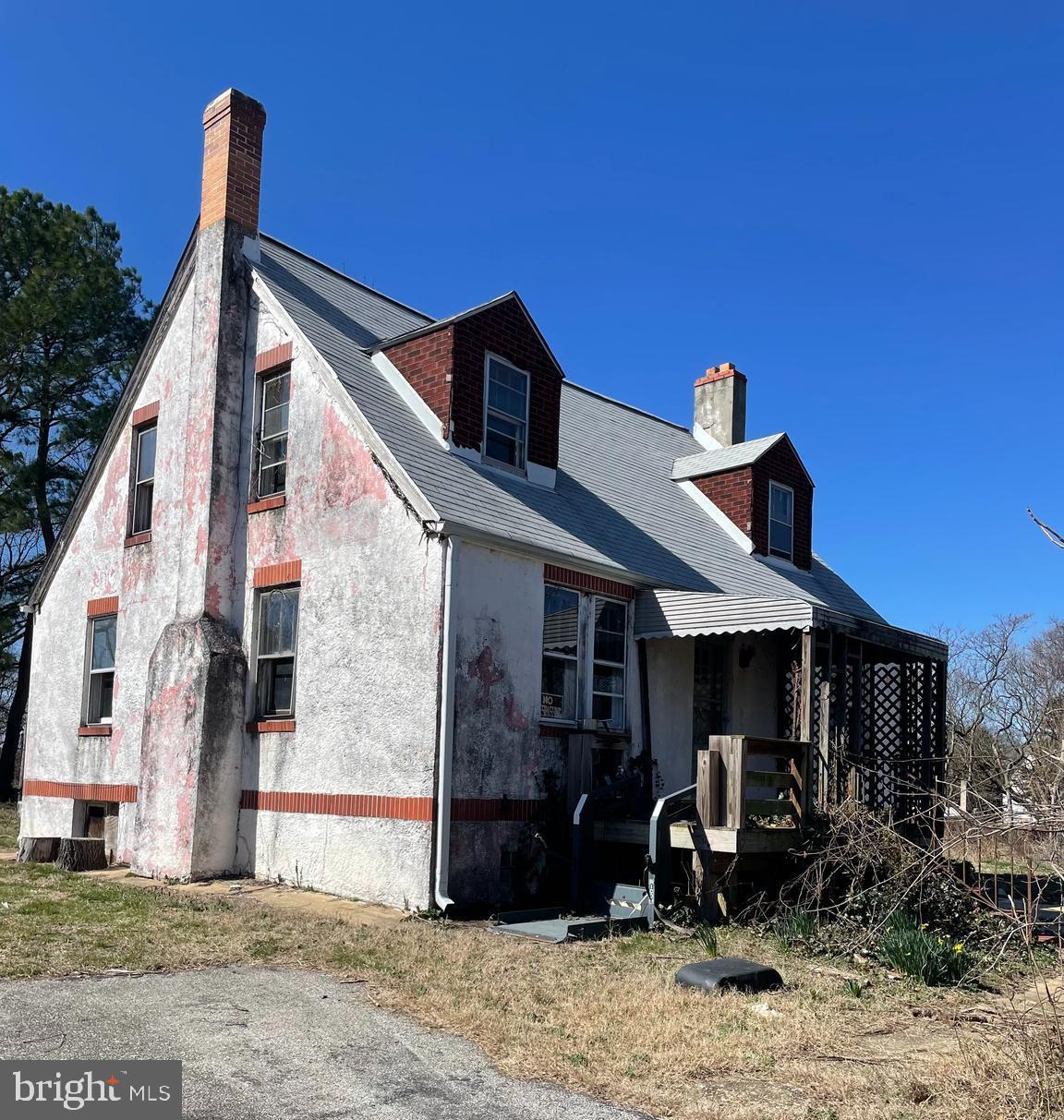 BUILDING PERMIT APPROVED FOR RENOVATION. THIS PROPERTY IS FOR A HANDYMAN OR INVESTOR. CASH OR HARD MONEY LENDING ONLY. Great neighborhood, quiet street. Value is in the land. Great opportuniy for possible rebuild or divide and build. Possibly two buildable lots? House is not habitable without major renovations. No sign on property.