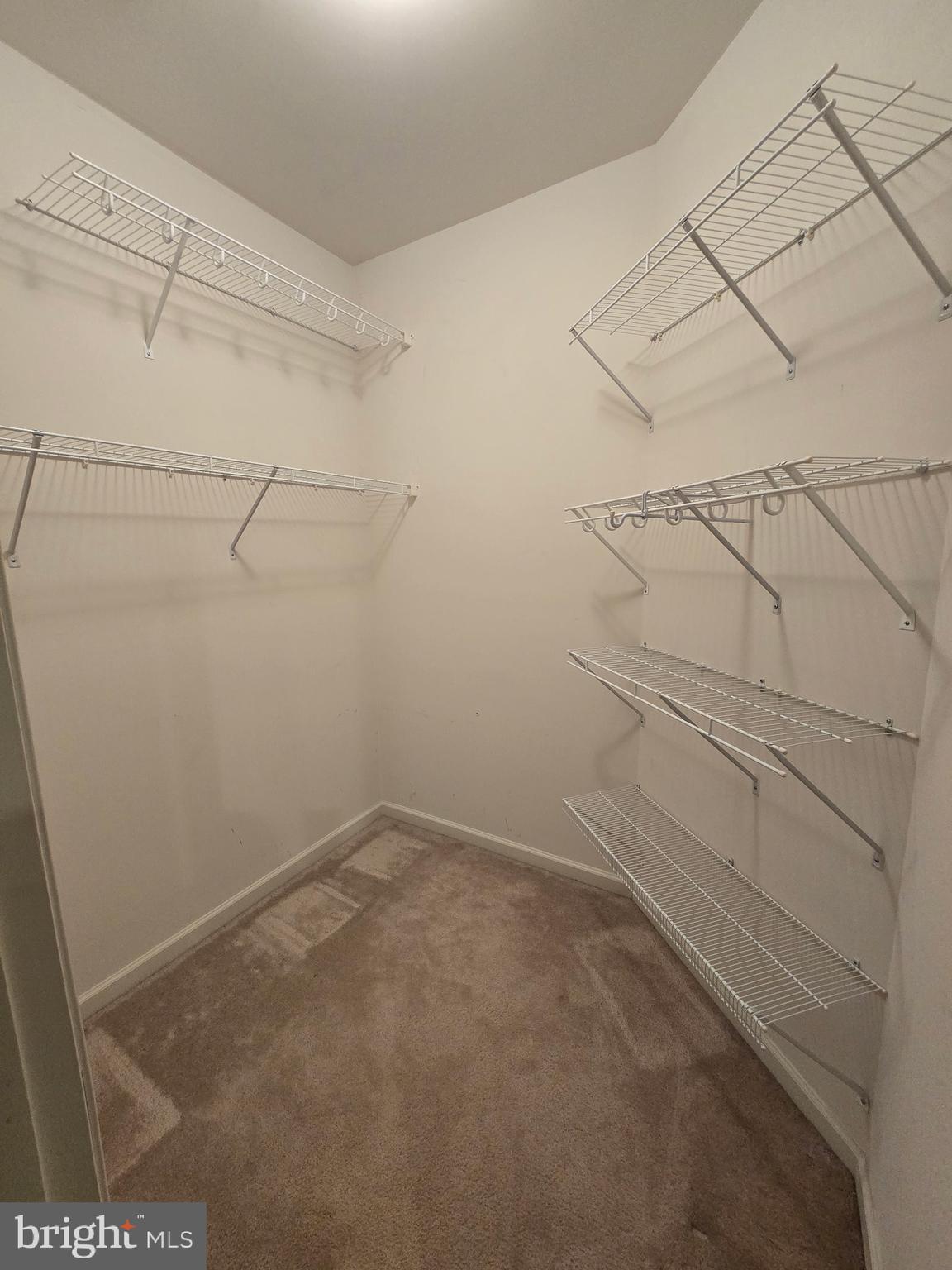 ROUND HILL - Residential