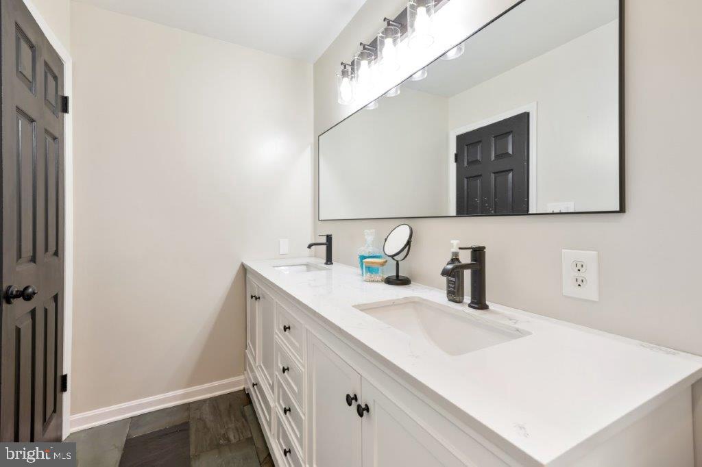 ROLLING HILLS - Residential