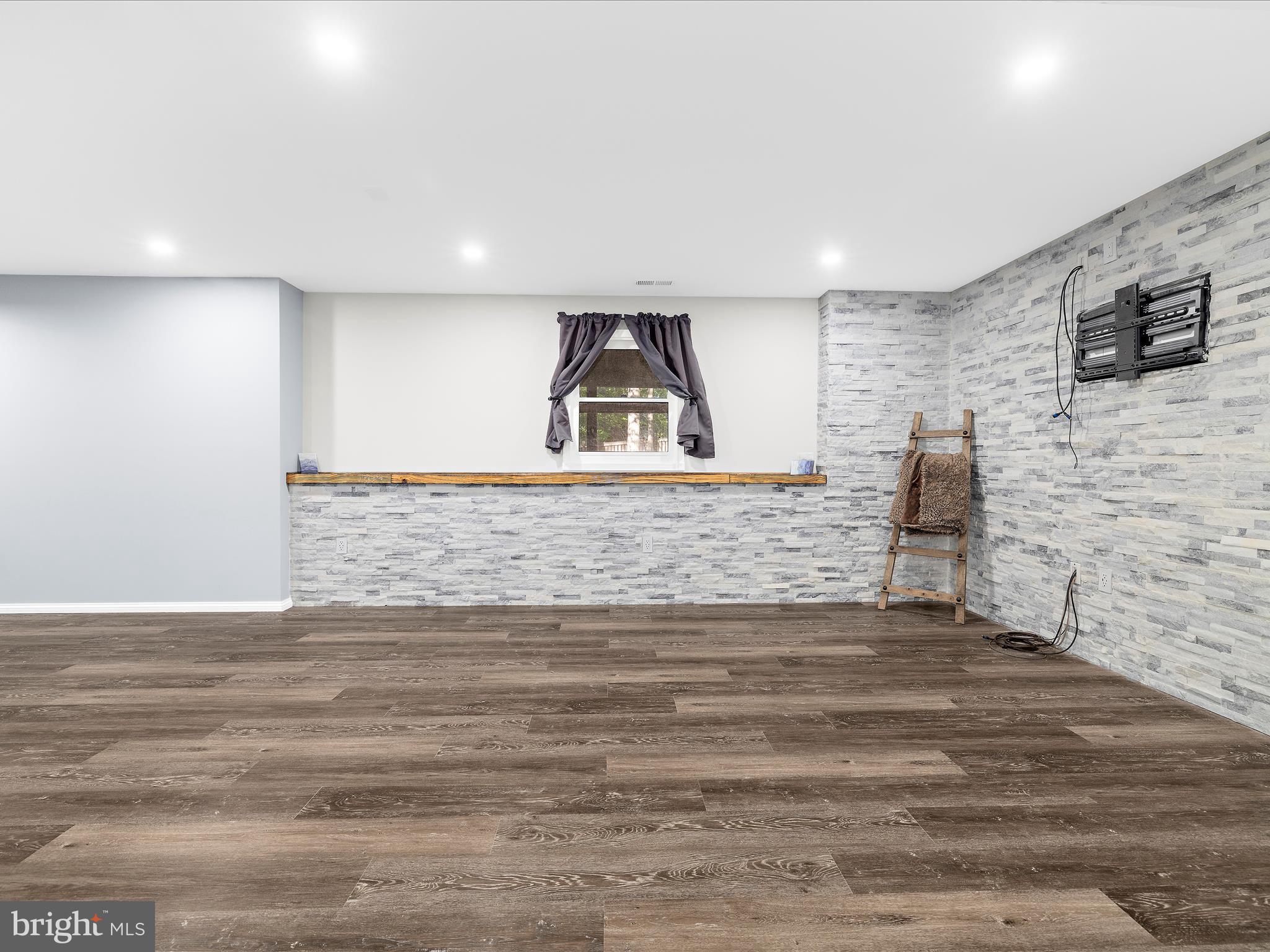 LAKE LINGANORE - Residential