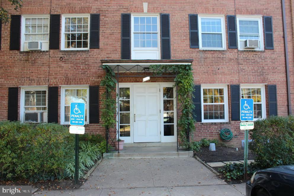 Spacious 1-Bedroom Condo – All Utilities Included!
This bright 1 bed / 1 bath condo on Columbia Pike is ideally located near shopping, public transportation, and D.C. The unit features a spacious living room, kitchen, bedroom, and full bathroom. Rent includes all utilities. Enjoy convenient access to Bailey's Crossroads, Shirlington, Skyline, Ballston, and major highways (I-395, Route 50, I-66). Pets considered on a case-by-case basis. MUST SEE!