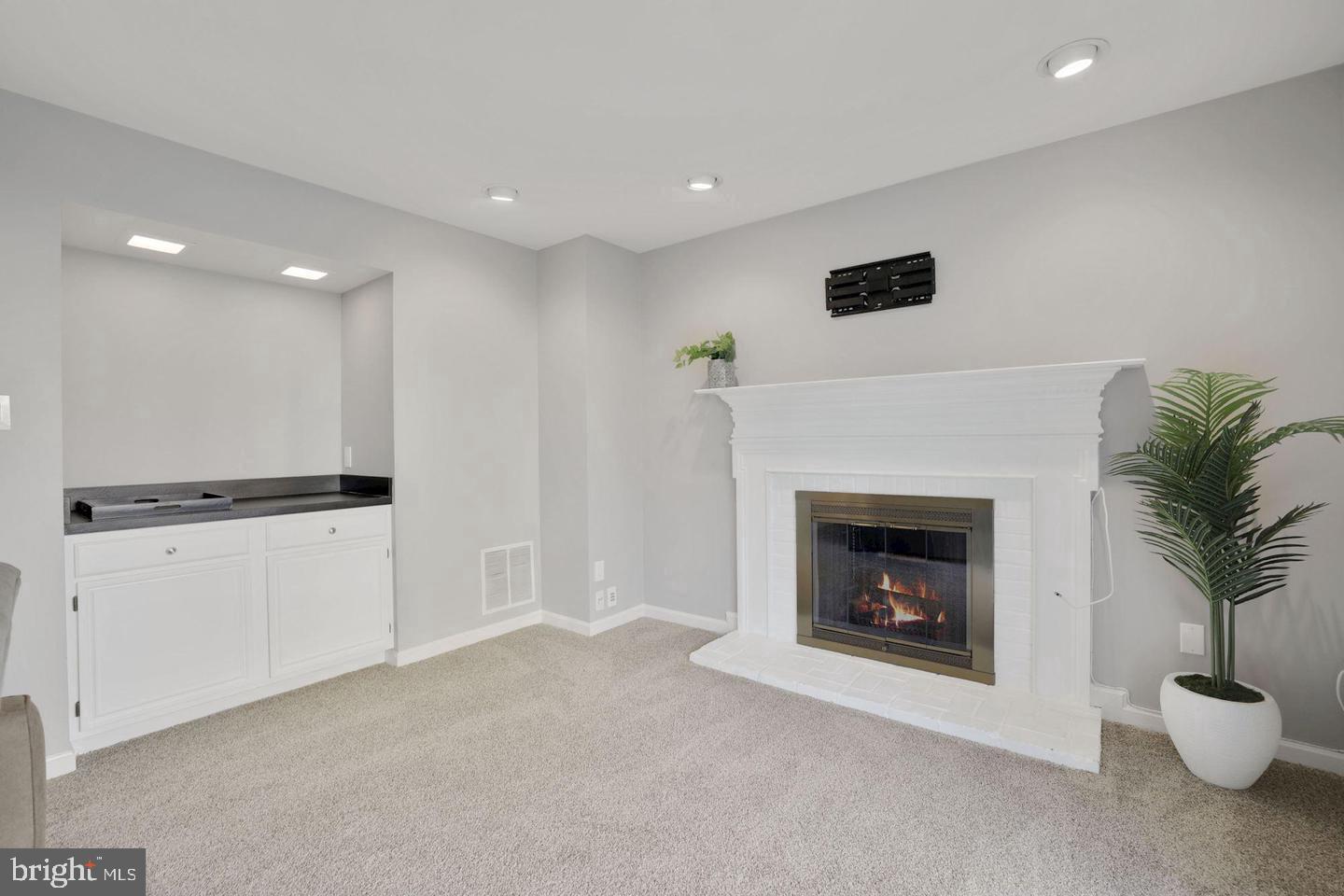 MIRROR RIDGE - Residential Lease