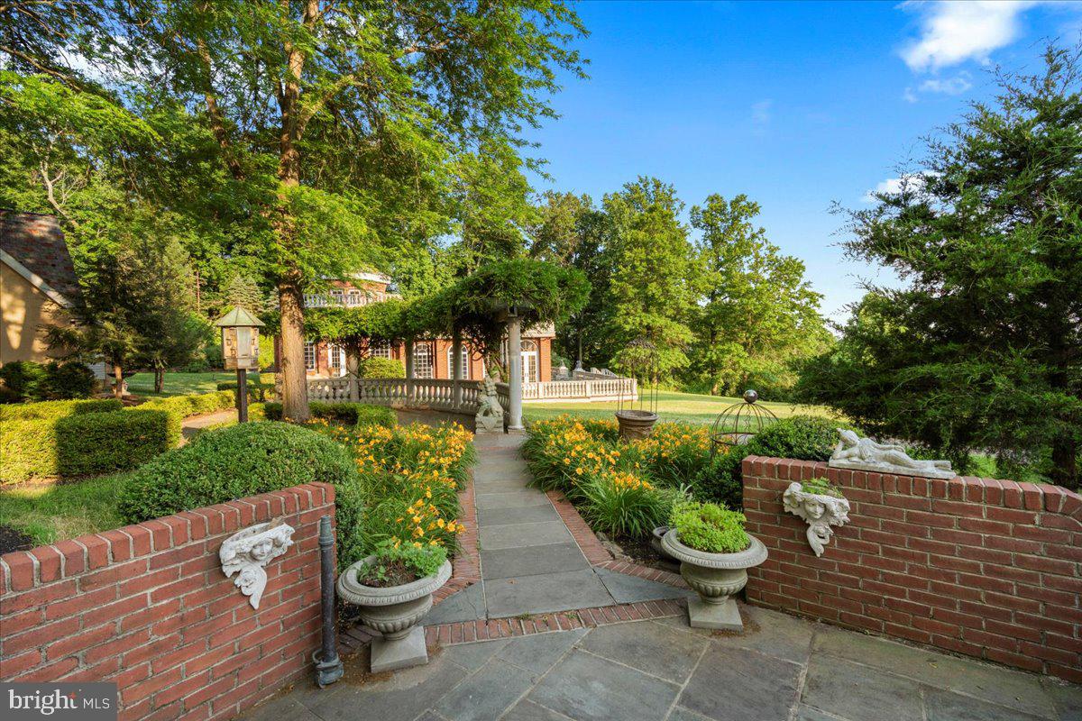 SOLEBURY MOUNT EST - Residential