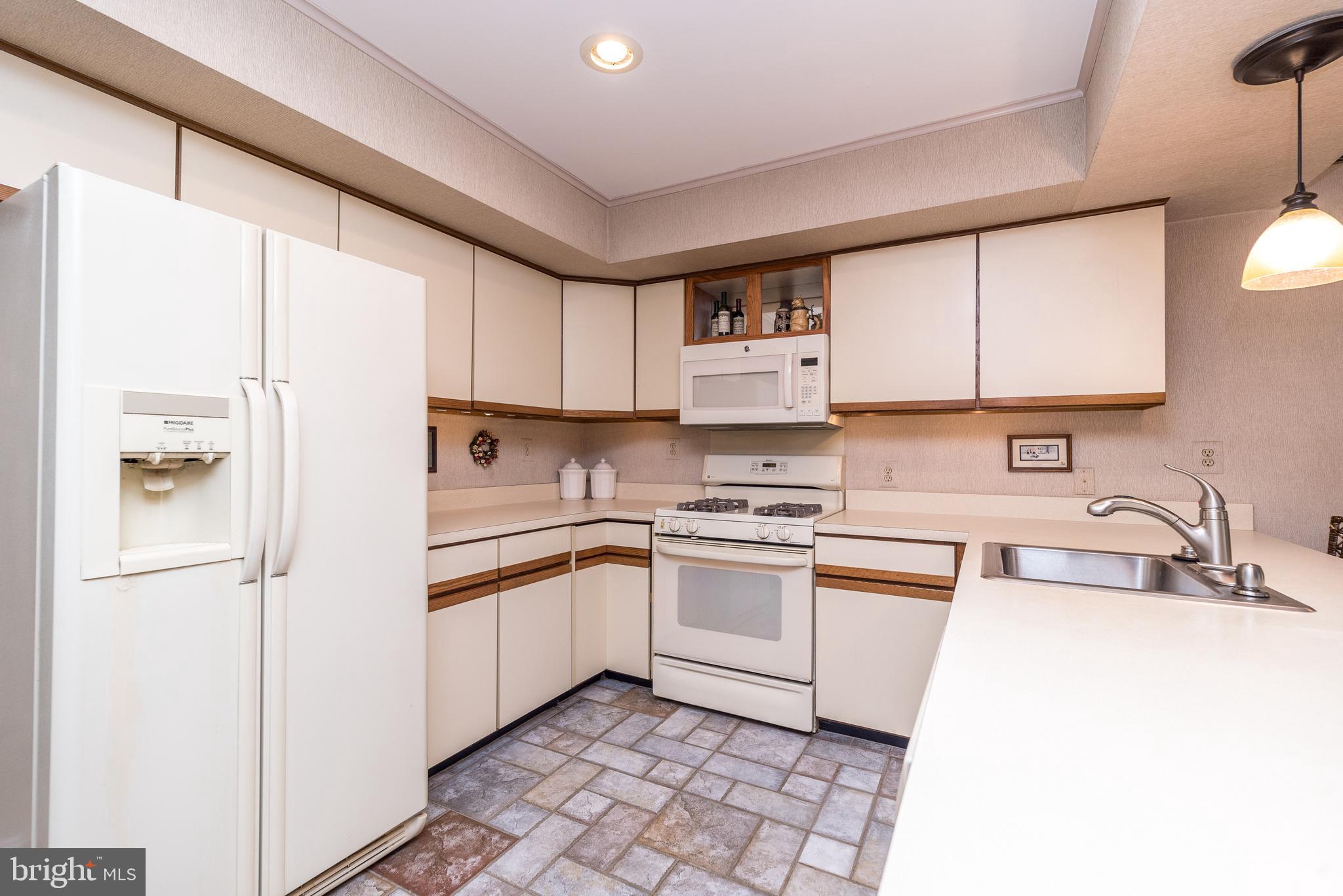 GWYNEDD HUNT - Residential