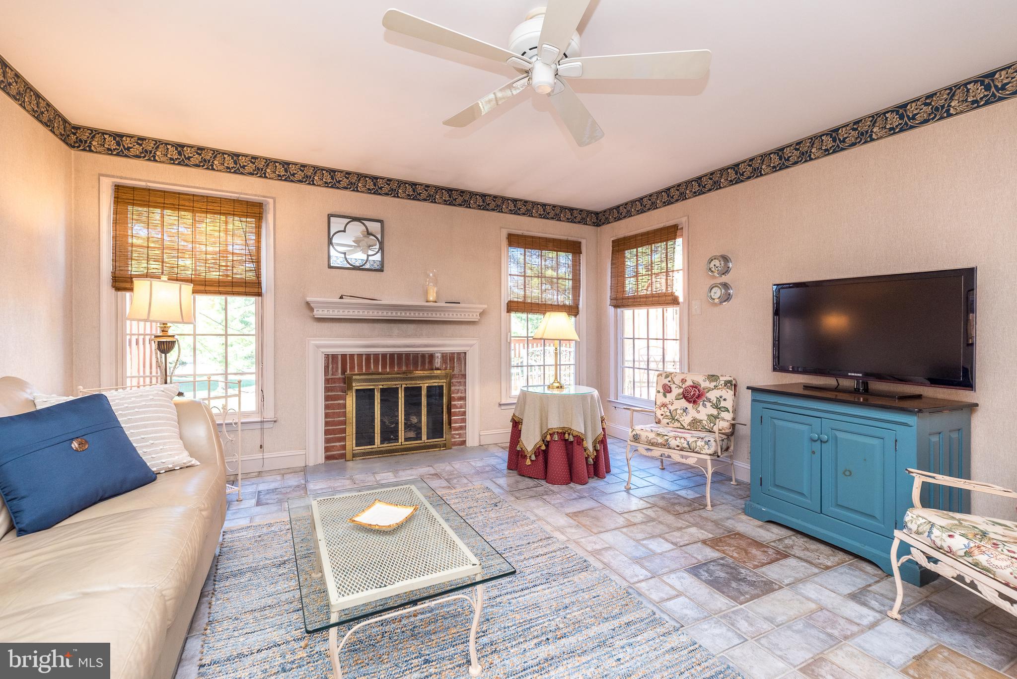 GWYNEDD HUNT - Residential