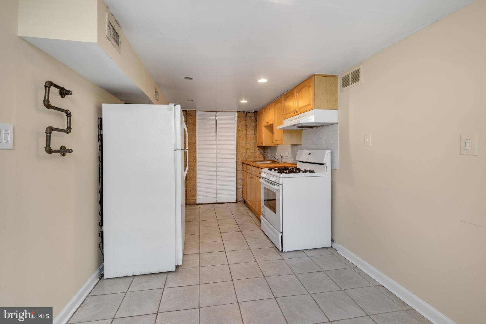 QUEEN VILLAGE - Residential Lease