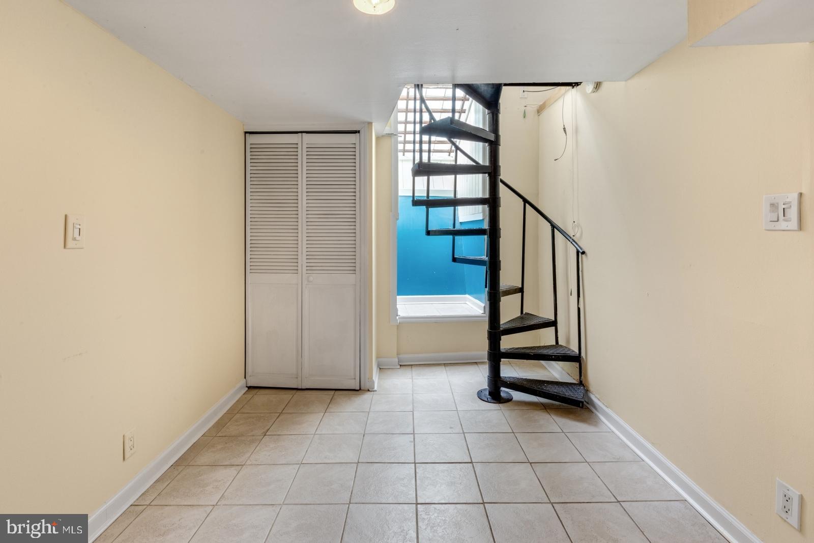 QUEEN VILLAGE - Residential Lease