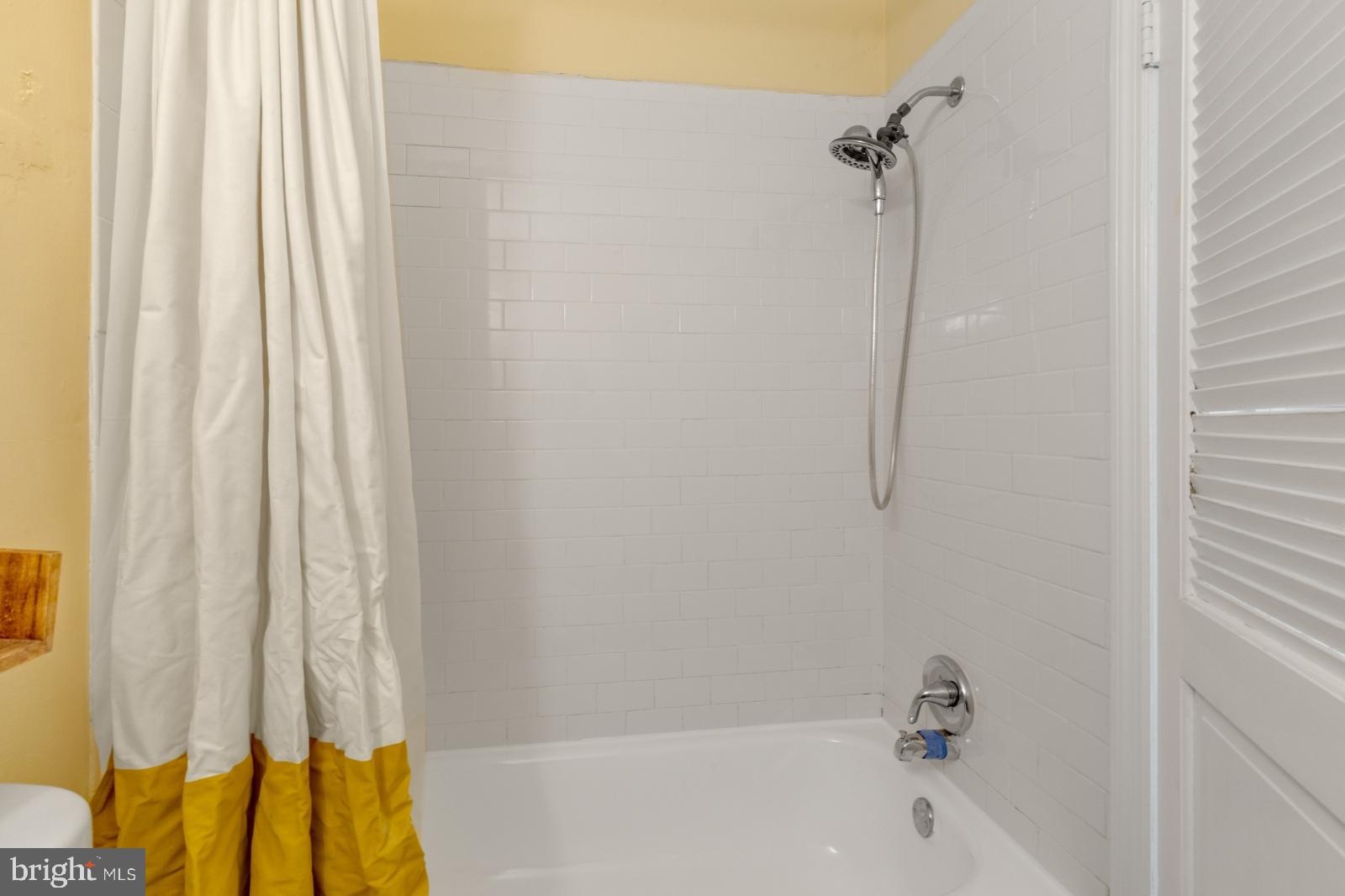 QUEEN VILLAGE - Residential Lease