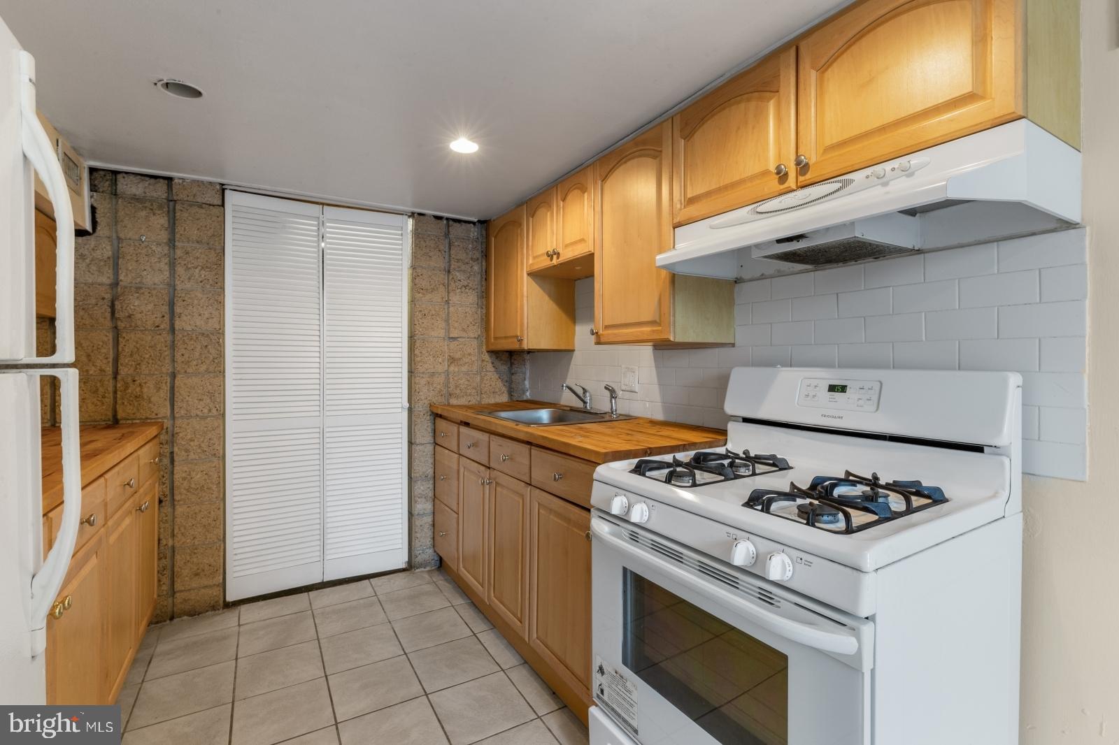 QUEEN VILLAGE - Residential Lease