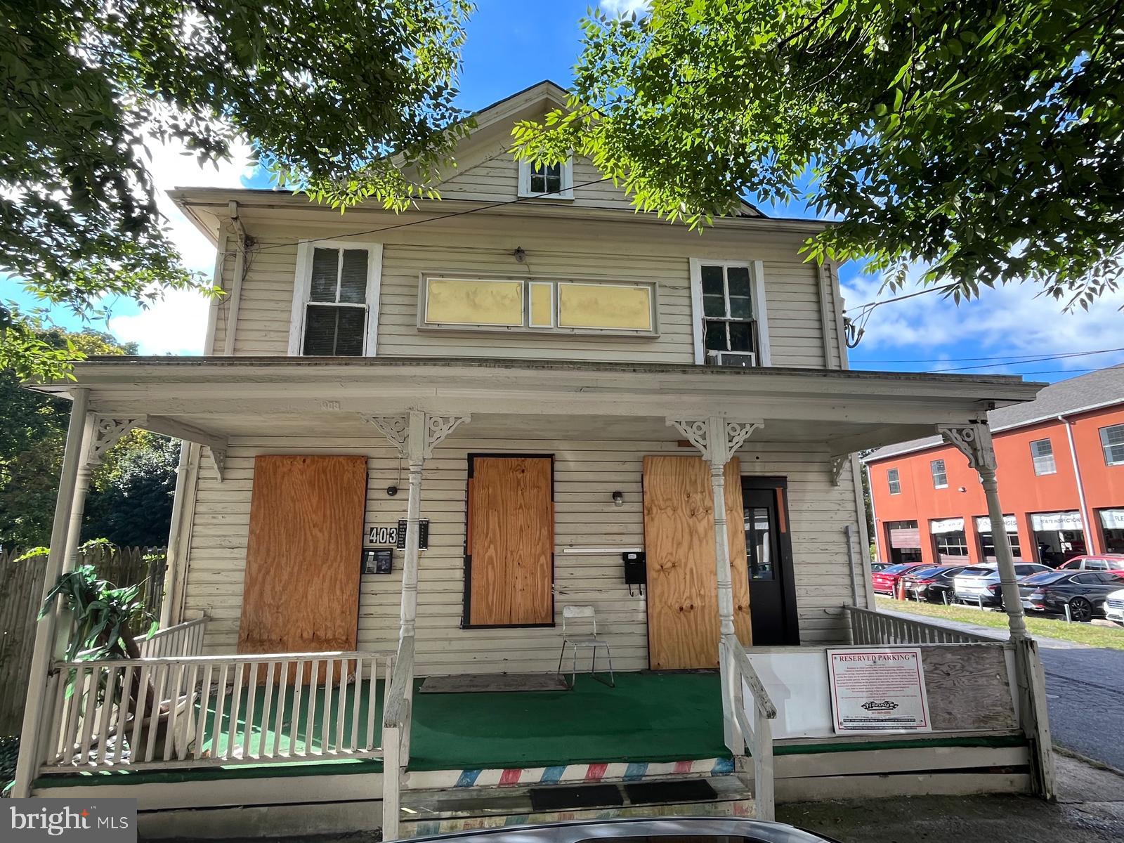 403 E DIAMOND AVENUE