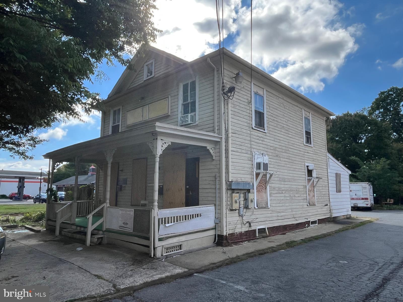 403 E DIAMOND AVENUE