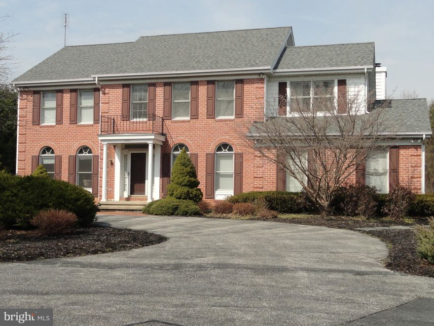 WONDERFUL LOCATION ON A CUL DE SAC IN WORTHINGTON PARK! FABULOUS LOT WITH TONS OF GREEN SPACE & BACKING TO WOODS! 2 STORY FOYER, 1ST FL STUDY/LIBRARY, GRANITE KITCHEN W/ISLAND OPENS TO FAMILY ROOM W/FIREPLACE & HUGE DECK OVERLOOKING AMAZING LEVEL YARD! MASTER SUITE W/VAULTED CEILING,  BUILT-INS, WALK IN CLOSET & SUPER BATH WITH LARGE TUB & SHOWER. FINISHED WALKOUT LOWER LEVEL WITH FULL BATH, DEN & POSSIBLE 5TH BR. AVAILABLE 9/15. APPLICATIONS AVAILABLE ON LONGANDFOSTER.COM WEBSITE. OWNER WOULD LIKE 2 YEAR LEASE. exclude swings hanging under deck & Kitchen refrigerator to be replaced with the one in the basement