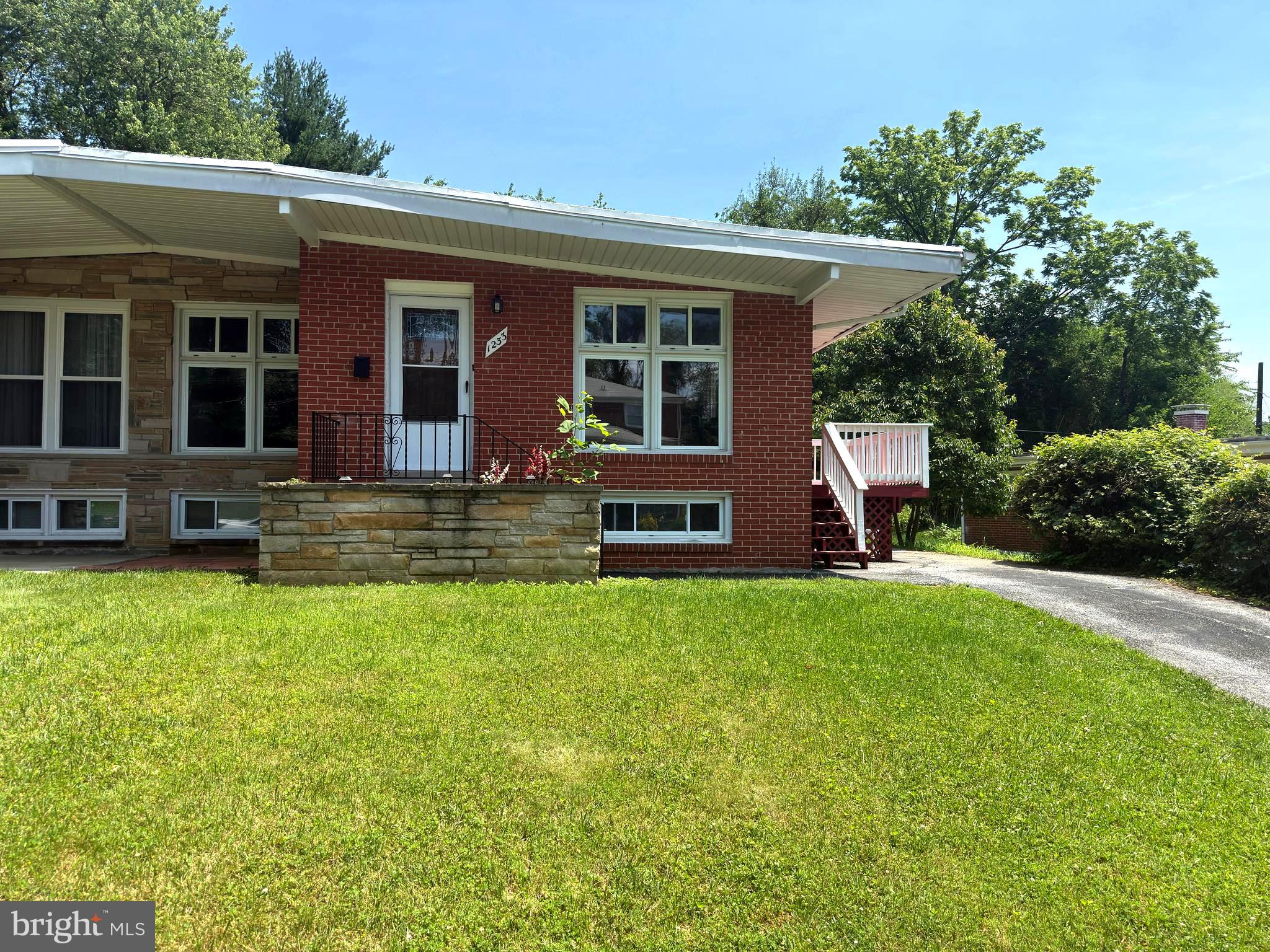 Discover this beautifully updated brick semi-detached home located on a peaceful cul-de-sac in desirable Glenmont. With 3 bedrooms and 2.5 bathrooms, this stylish property offers a bright, open-concept living space with soaring ceilings, freshly painted interiors, and rich hardwood flooring throughout.
The modern kitchen opens to a spacious deck, perfect for outdoor gatherings, and a large backyard ideal for relaxing or entertaining. Additional features include central A/C, private off-street parking, and a versatile lower-level suite with its own entrance—ideal for guests, an au pair, or in-laws.