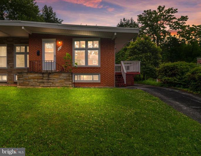 Discover this beautifully updated brick semi-detached home located on a peaceful cul-de-sac in desirable Glenmont. With 3 bedrooms and 2.5 bathrooms, this stylish property offers a bright, open-concept living space with soaring ceilings, freshly painted interiors, and rich hardwood flooring throughout.
The modern kitchen opens to a spacious deck, perfect for outdoor gatherings, and a large backyard ideal for relaxing or entertaining. Additional features include central A/C, private off-street parking, and a versatile lower-level suite with its own entrance—ideal for guests, an au pair, or in-laws.