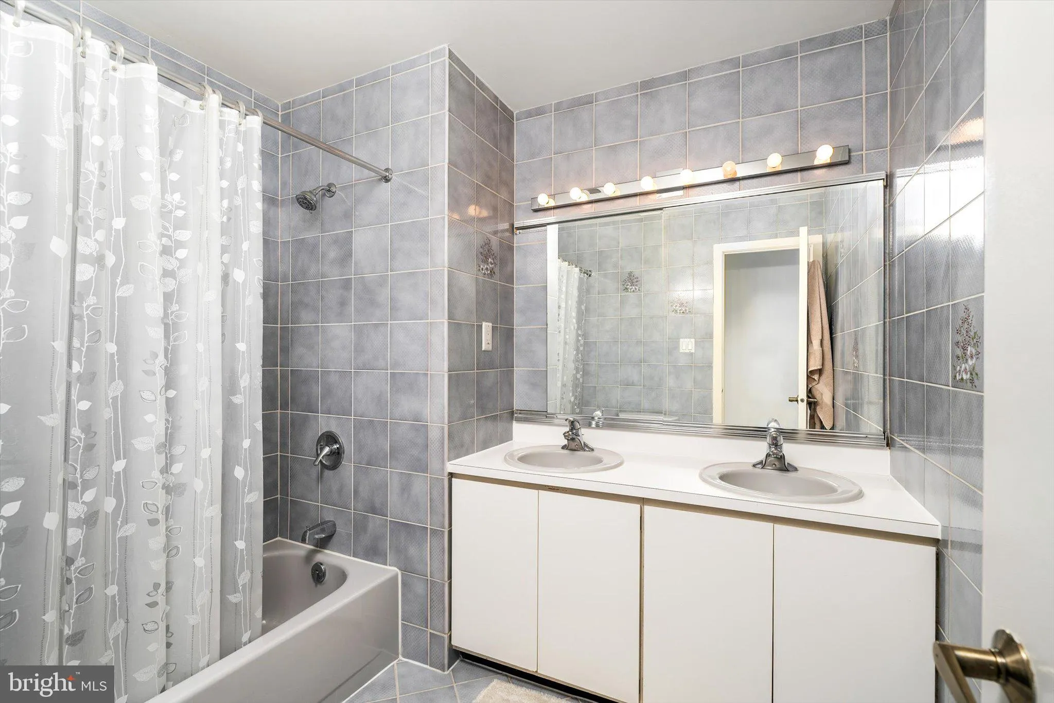 Yardley, Pennsylvania 19067, United States, 6 Bedrooms Bedrooms, ,5 BathroomsBathrooms,Residential,Pending,226379