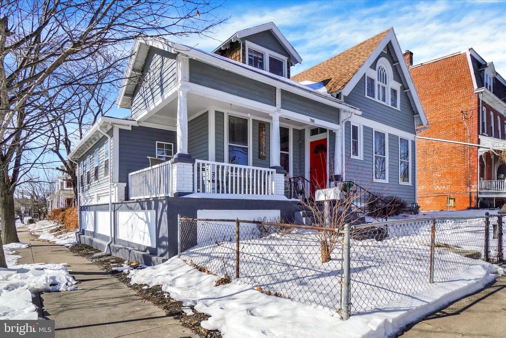 Photo of 700 N Pershing Avenue, YORK, PA 17404 (MLS # PAYK2095136)