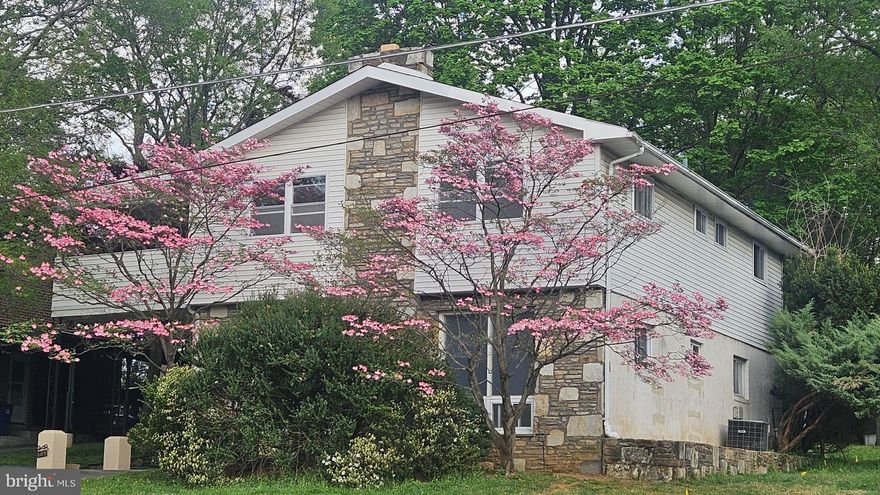 Recently renovated single-family home in Cheltenham. Great location, near Cheltenham Arts Center and train station. Close to public transportation. Opposite to Berachah Church. Surrounded by Parks, creeks and peaceful environment. Highly motivated owners.
1st Floor Bedroom and full bath in the 1st floor. Large living room and family room. Deck out of the Great room.