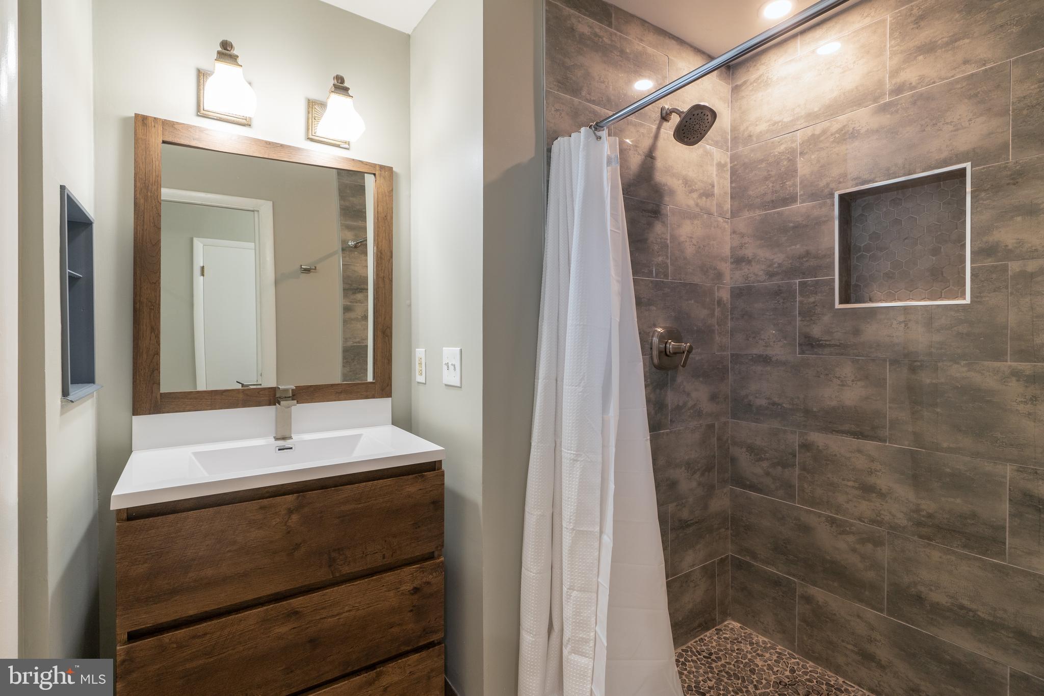 RIVER VIEW ESTATES - Residential Lease