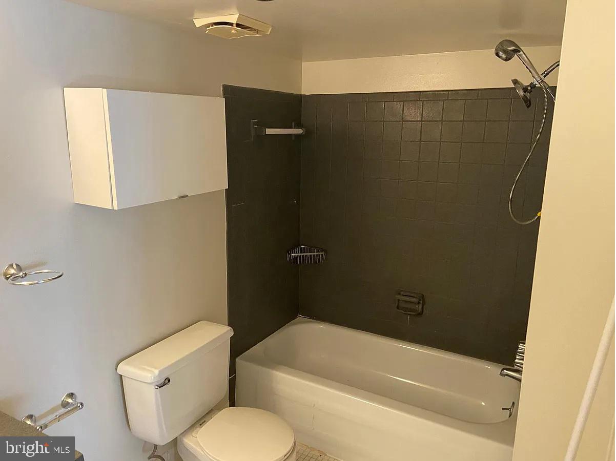 HYDE PARK - Residential Lease