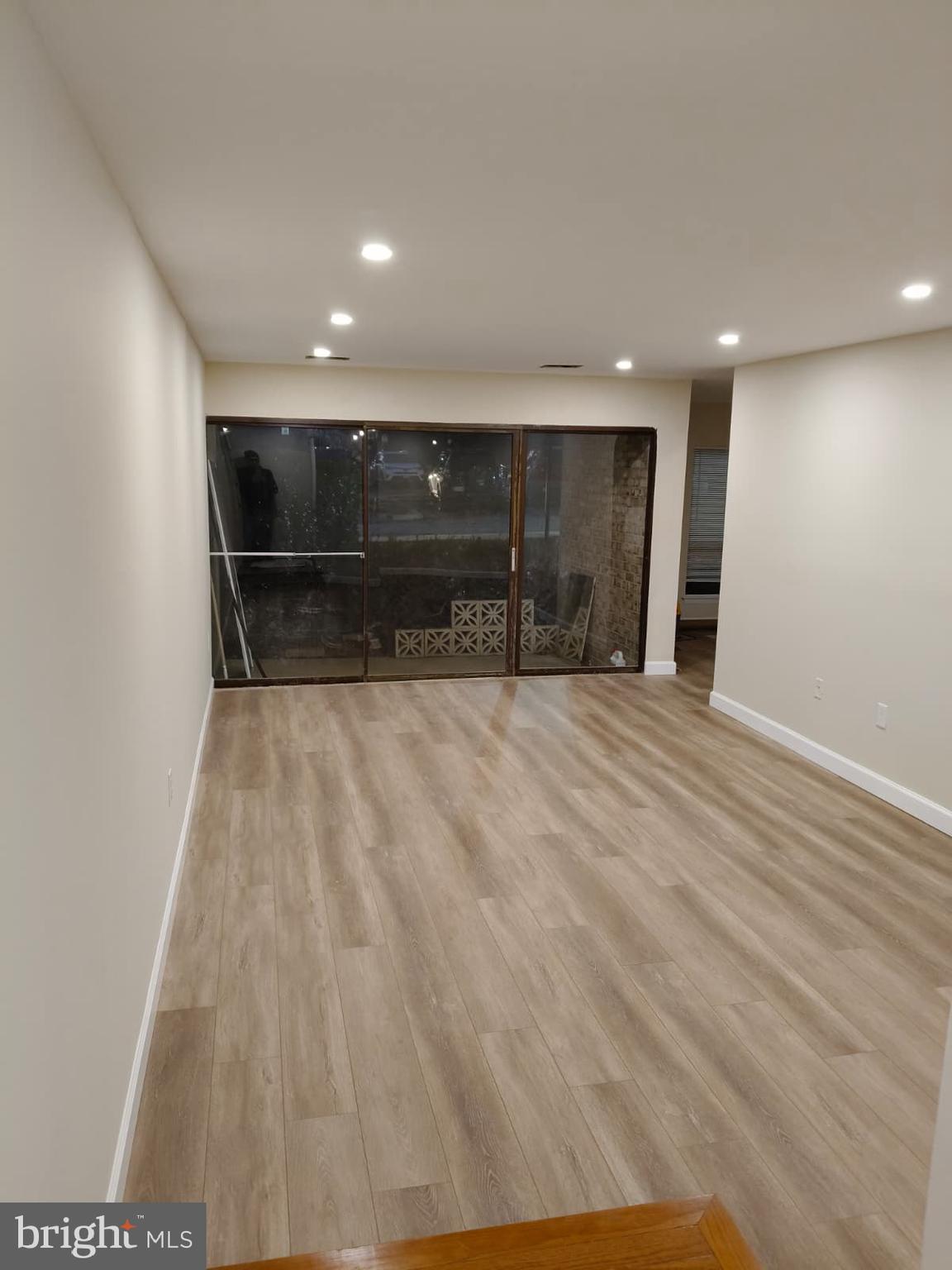 HYDE PARK - Residential Lease