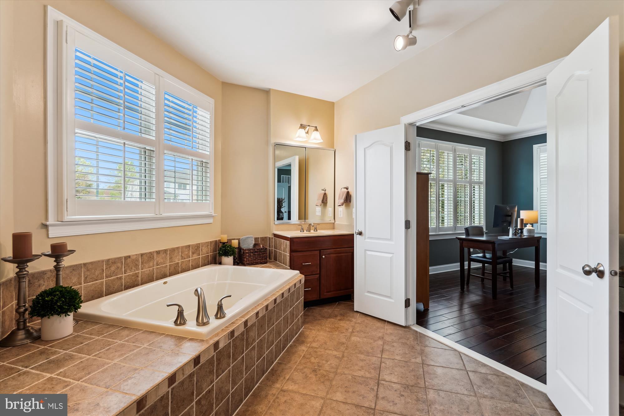 SOUTH RIDING - Residential