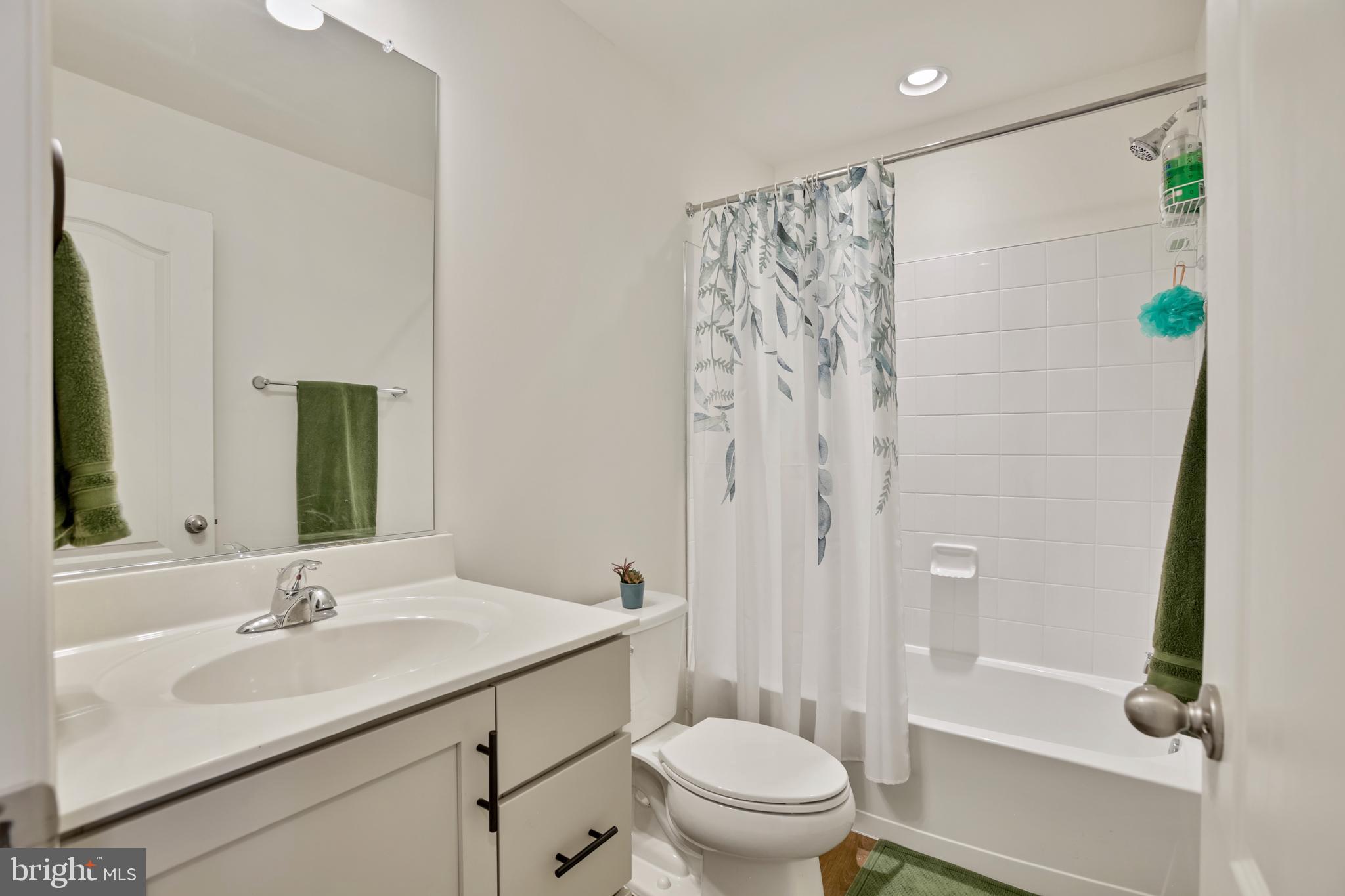 OVERLOOK AT RIVERSIDE TOWNHOMES - Residential