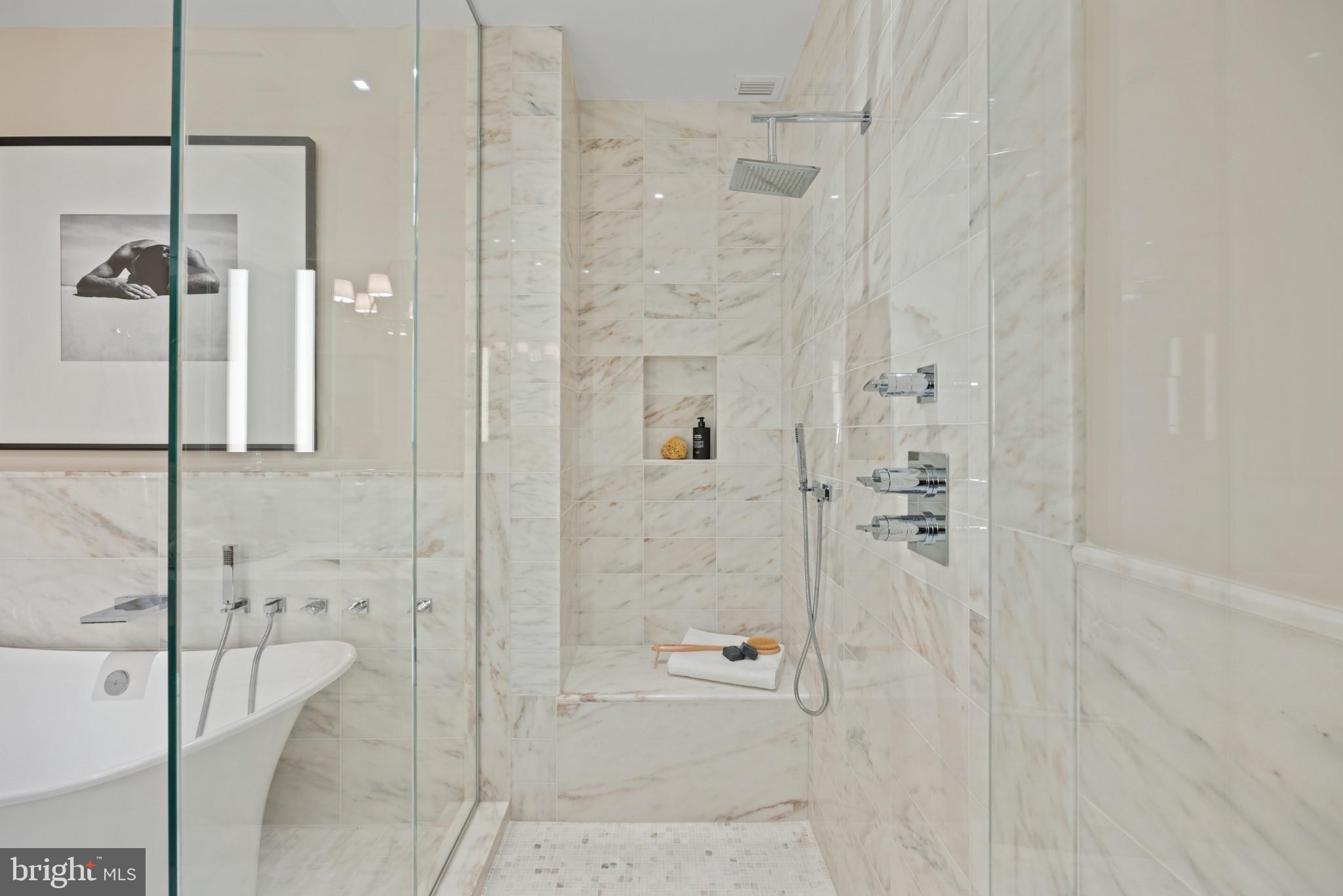FOUR SEASONS PRIVATE RESIDENCES - Residential