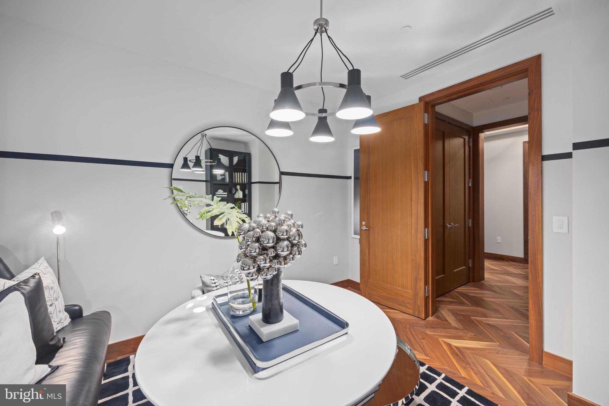 FOUR SEASONS PRIVATE RESIDENCES - Residential