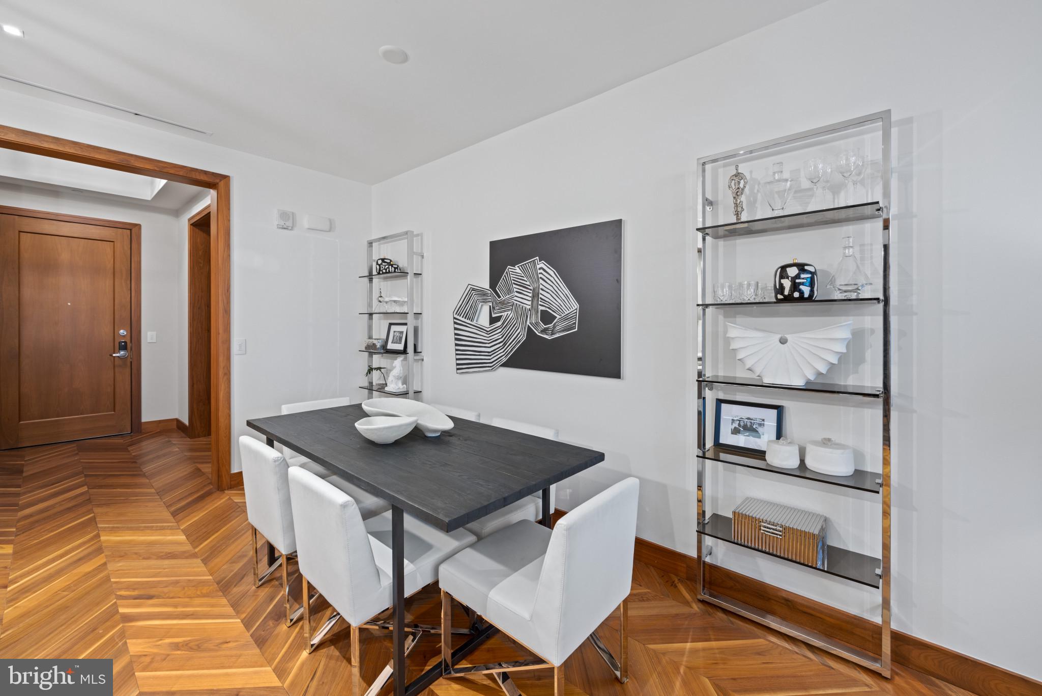 FOUR SEASONS PRIVATE RESIDENCES - Residential