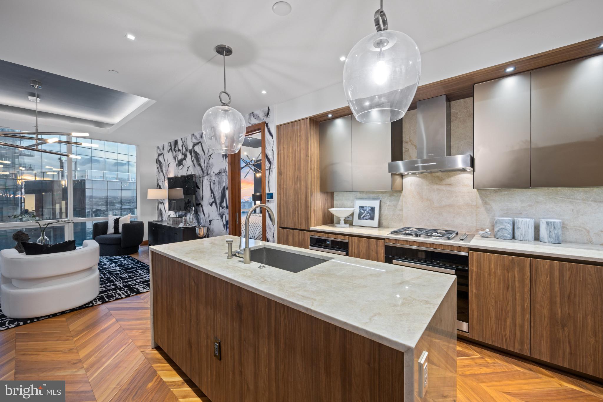 FOUR SEASONS PRIVATE RESIDENCES - Residential