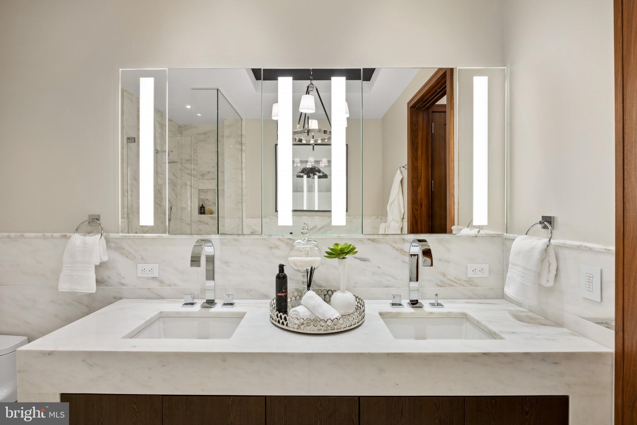 FOUR SEASONS PRIVATE RESIDENCES - Residential